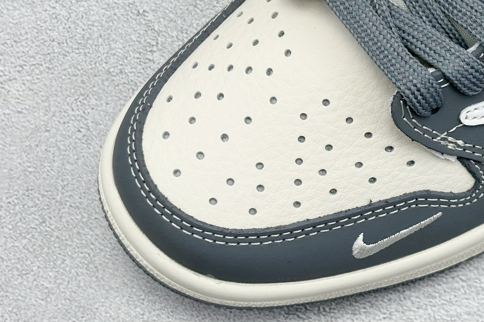 Travis Scott x Nike Air Jordan 1 Low x LABUBU Air Jordan 1 Low 反转灰白小勾拉布布倒钩 DX1888-094