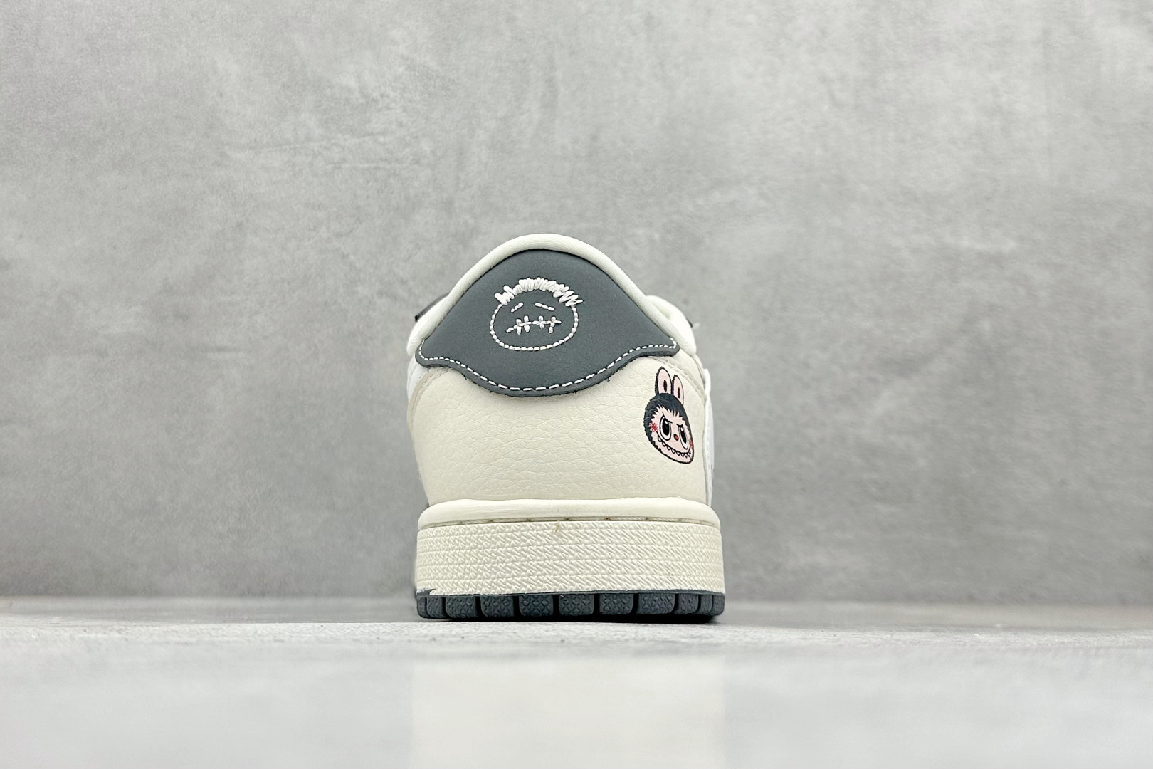 Travis Scott x Nike Air Jordan 1 Low x LABUBU Air Jordan 1 Low 反转灰白小勾拉布布倒钩 DX1888-094