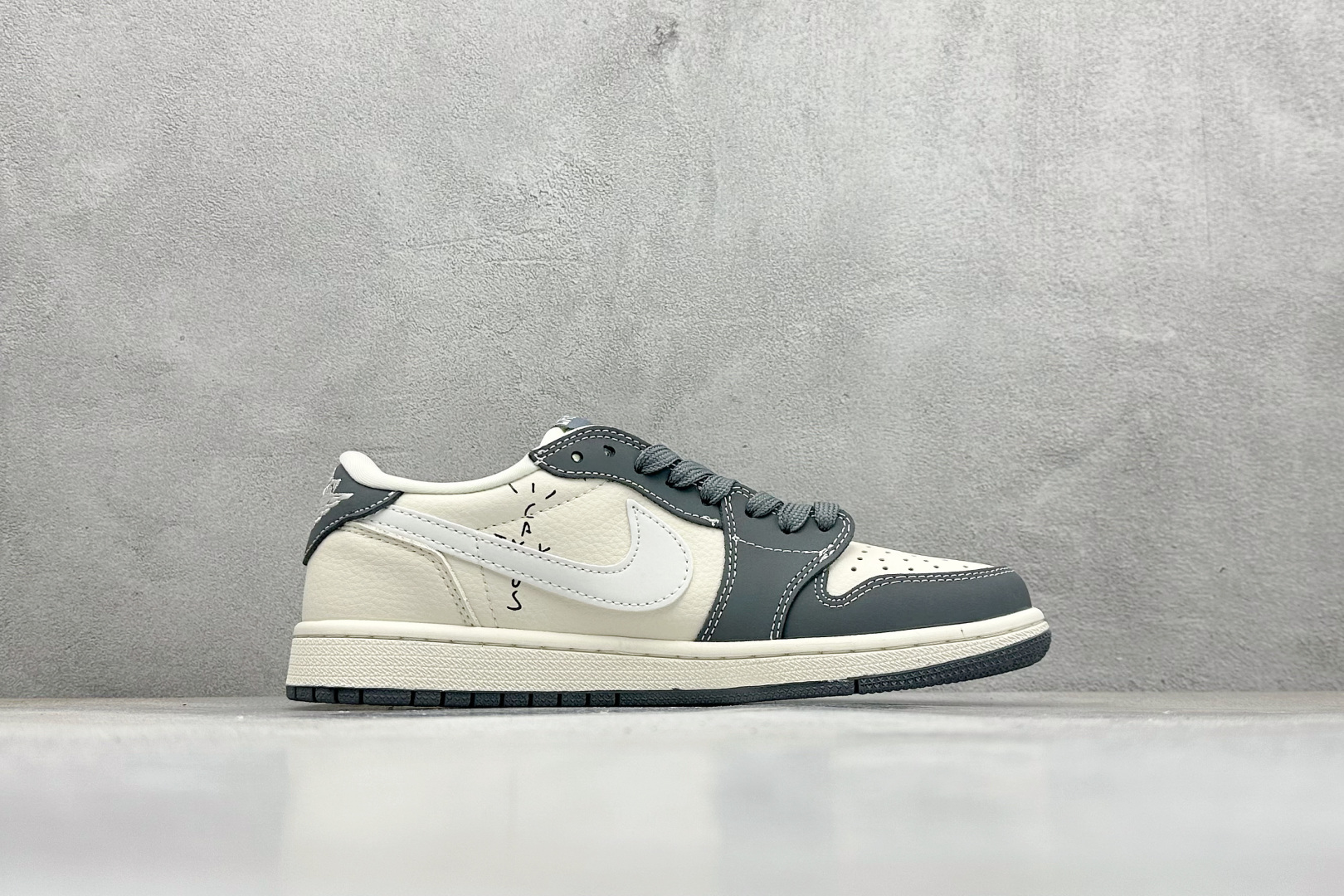 Travis Scott x Nike Air Jordan 1 Low x LABUBU Air Jordan 1 Low 反转灰白小勾拉布布倒钩 DX1888-094