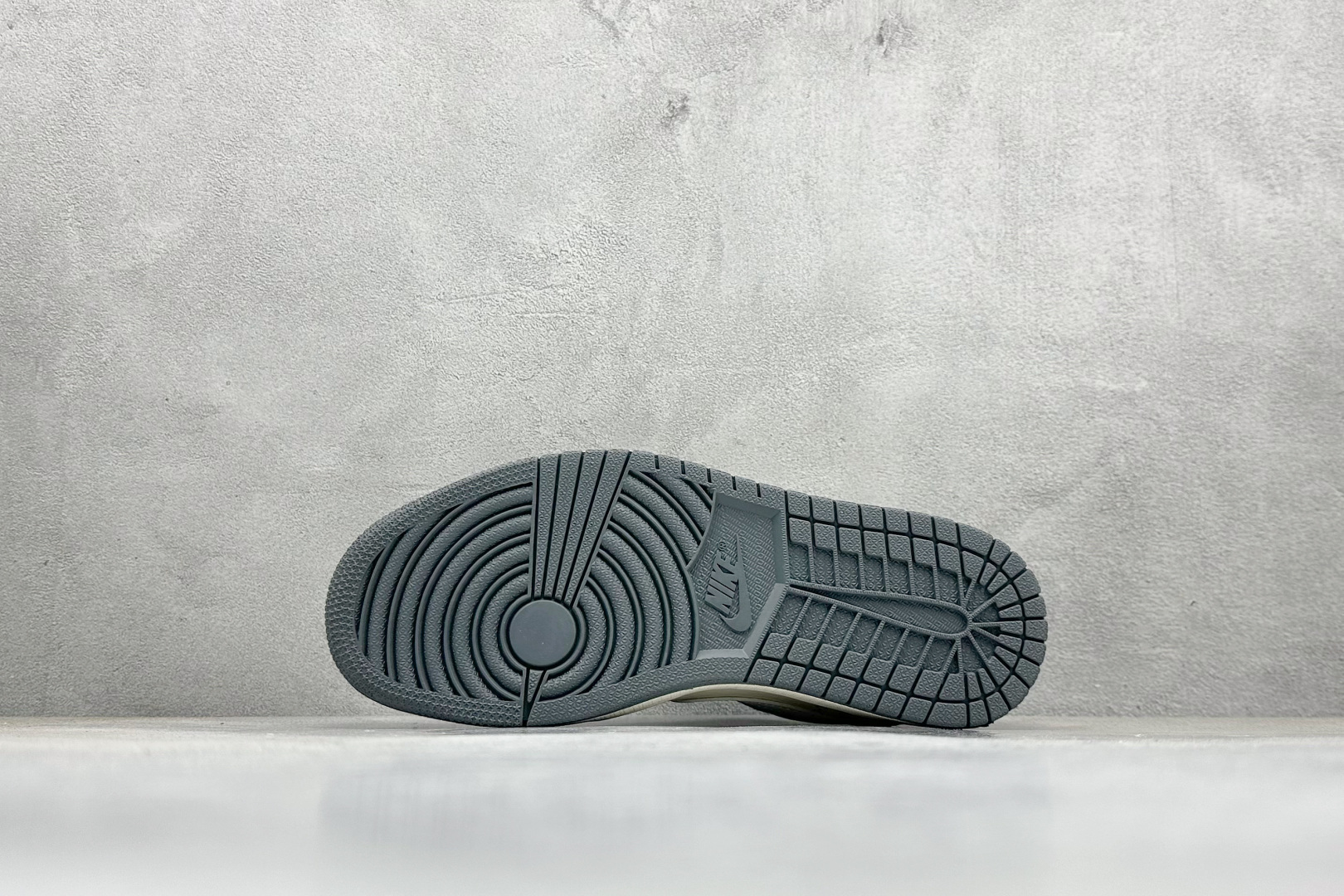 Travis Scott x Nike Air Jordan 1 Low x LABUBU Air Jordan 1 Low 反转灰白小勾拉布布倒钩 DX1888-094