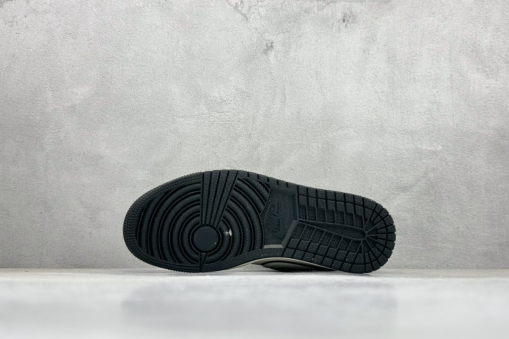 XC版Nike AJ1 Low 黑白拉布布联名 低帮休闲板鞋 QG2025-006