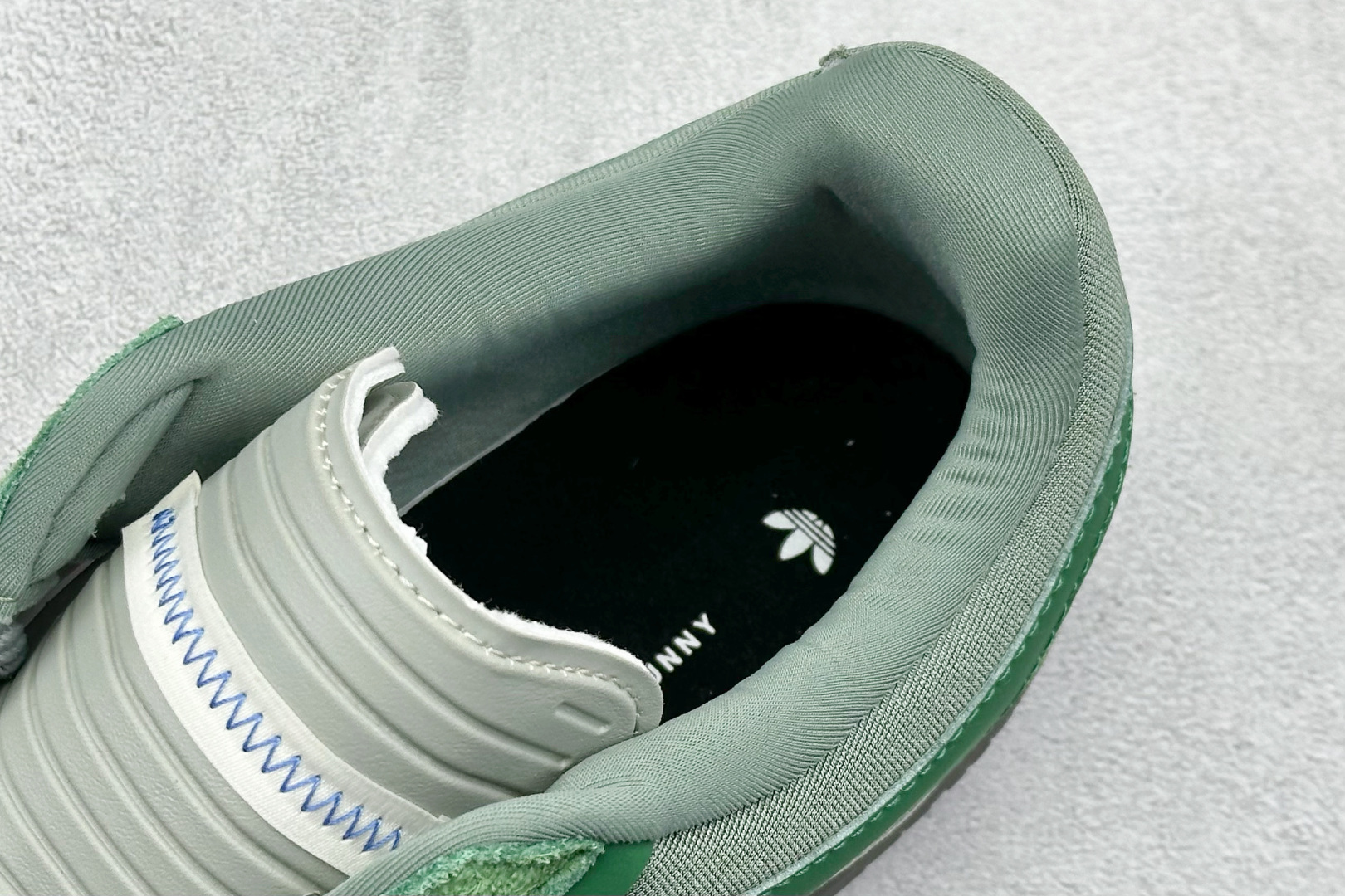 190 Bad Bunny x AD Gazelle Indoor Trainers 联名羚羊内训系列低帮复古百搭休闲运动德训风板鞋 JS5049