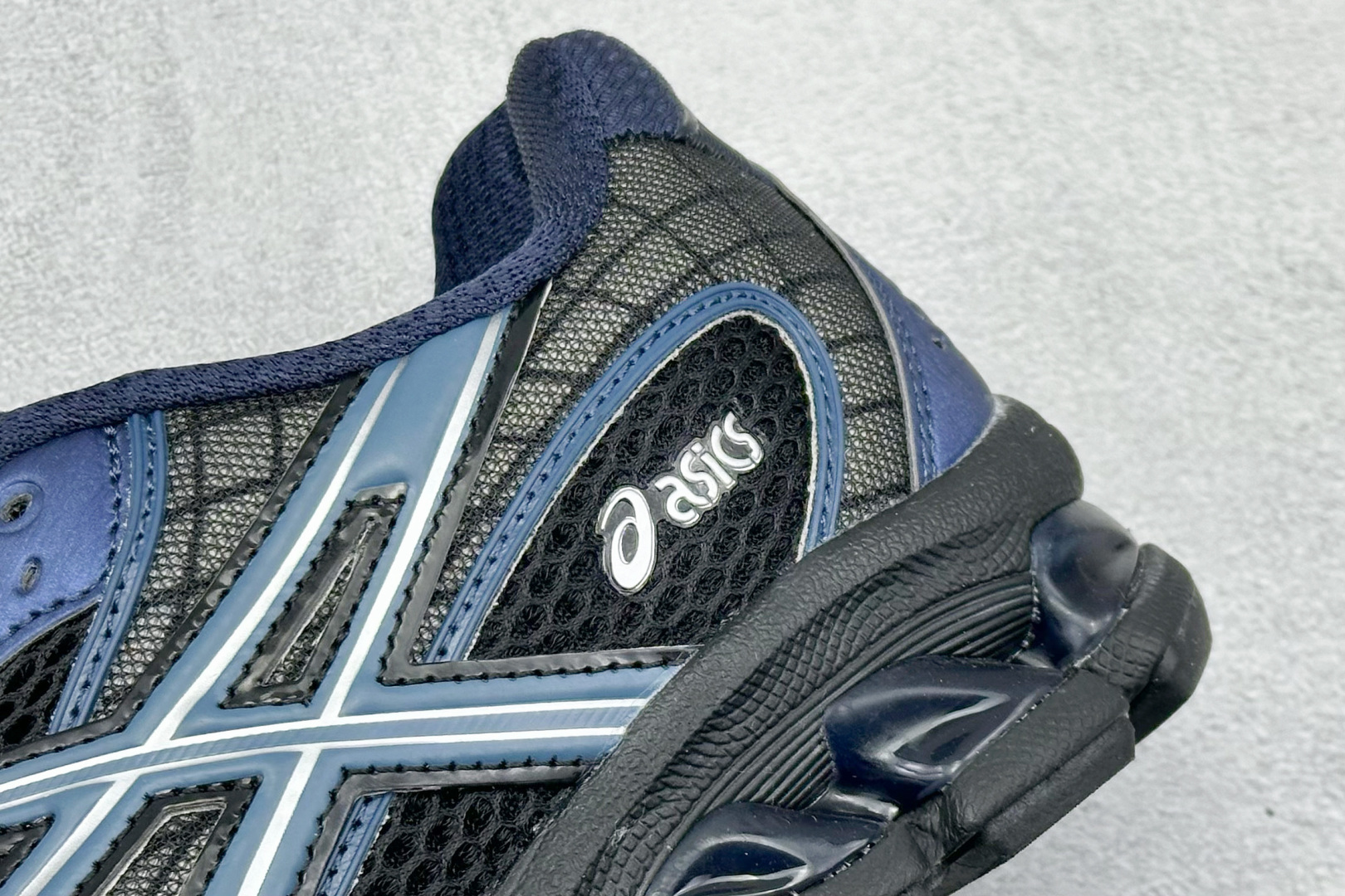 200 Asics Gel-Nimbus 10.1 亚瑟士复古先锋潮流拼接休闲跑步鞋 1203A543-002