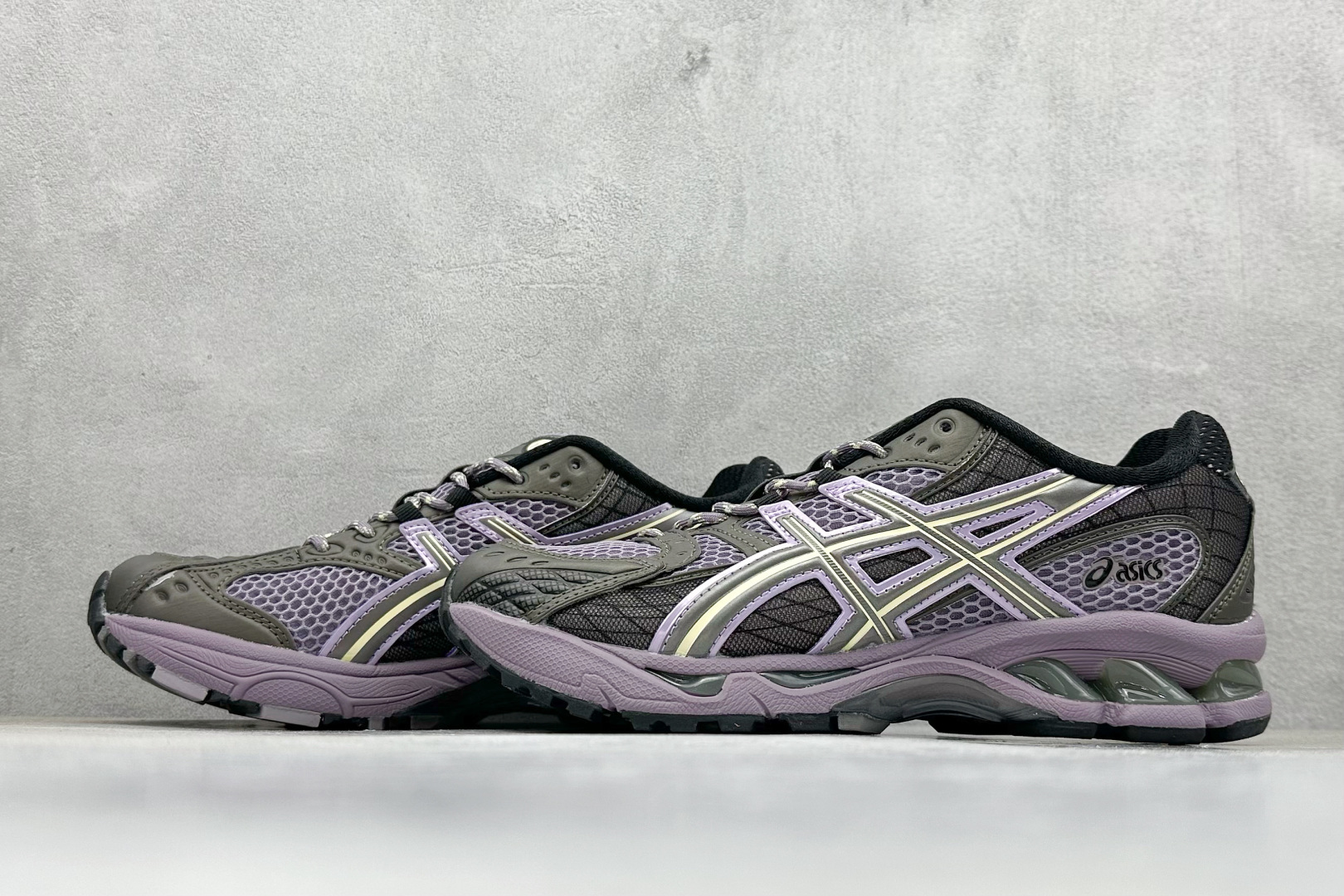 200 Asics Gel-Nimbus 10.1 亚瑟士复古先锋潮流拼接休闲跑步鞋 1203A543-500