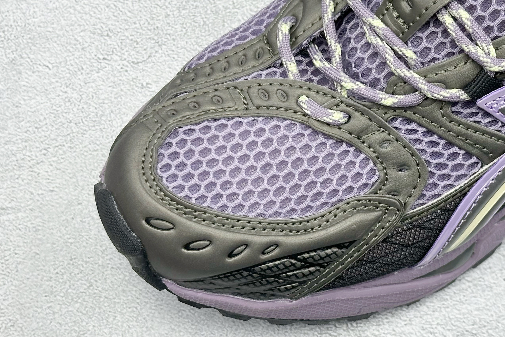 200 Asics Gel-Nimbus 10.1 亚瑟士复古先锋潮流拼接休闲跑步鞋 1203A543-500