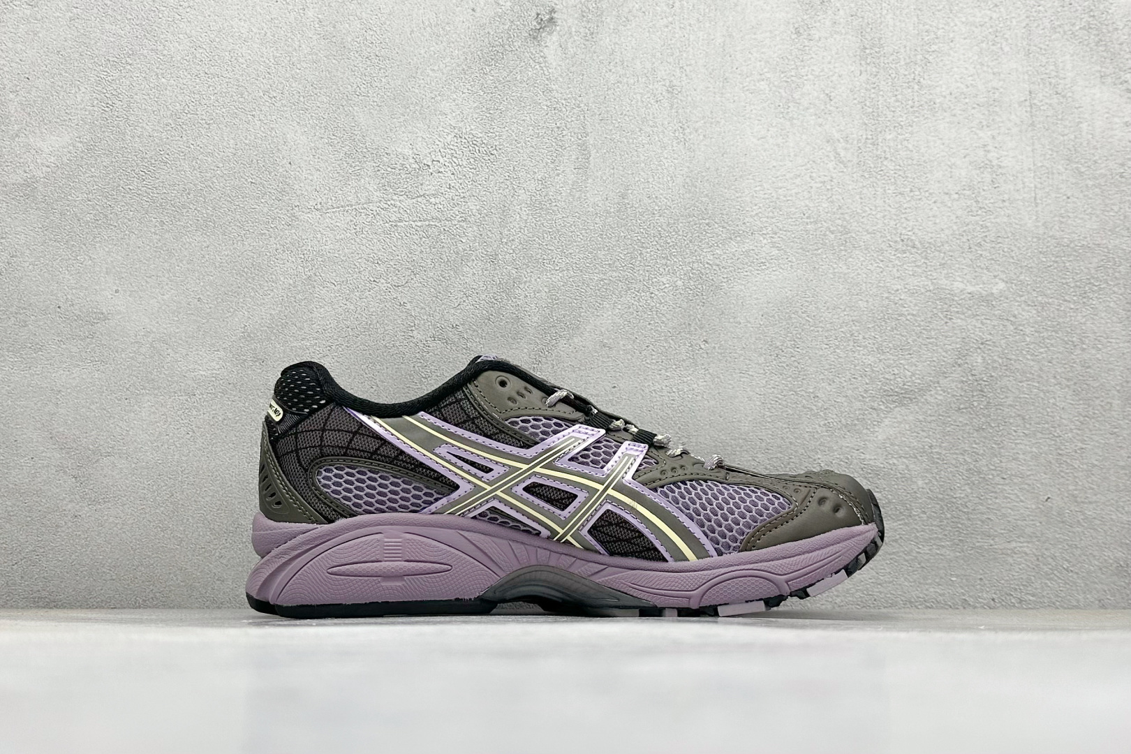 200 Asics Gel-Nimbus 10.1 亚瑟士复古先锋潮流拼接休闲跑步鞋 1203A543-500