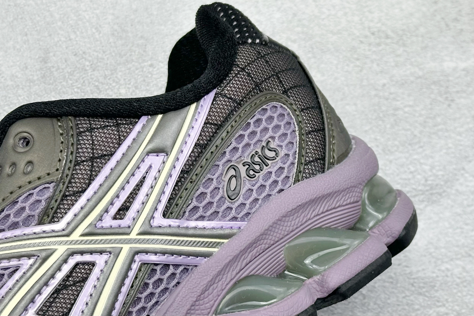 200 Asics Gel-Nimbus 10.1 亚瑟士复古先锋潮流拼接休闲跑步鞋 1203A543-500