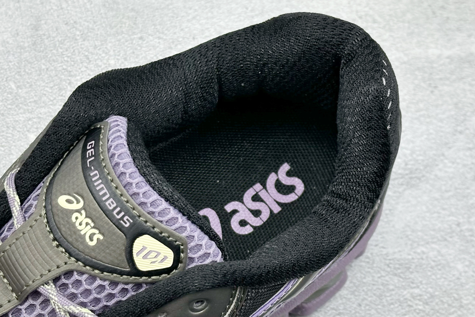 200 Asics Gel-Nimbus 10.1 亚瑟士复古先锋潮流拼接休闲跑步鞋 1203A543-500