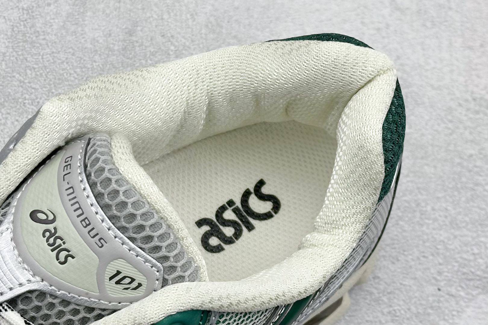 200 Asics Gel-Nimbus 10.1 亚瑟士复古先锋潮流拼接休闲跑步鞋 1203A674-020