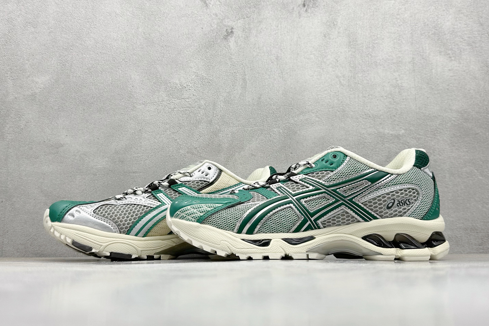 200 Asics Gel-Nimbus 10.1 亚瑟士复古先锋潮流拼接休闲跑步鞋 1203A674-020