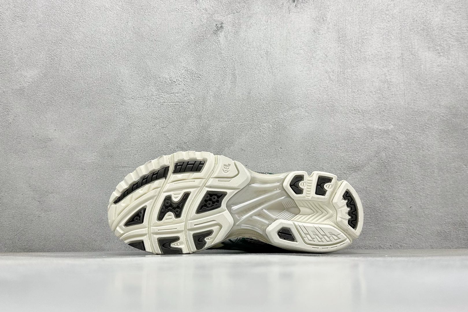 200 Asics Gel-Nimbus 10.1 亚瑟士复古先锋潮流拼接休闲跑步鞋 1203A674-020