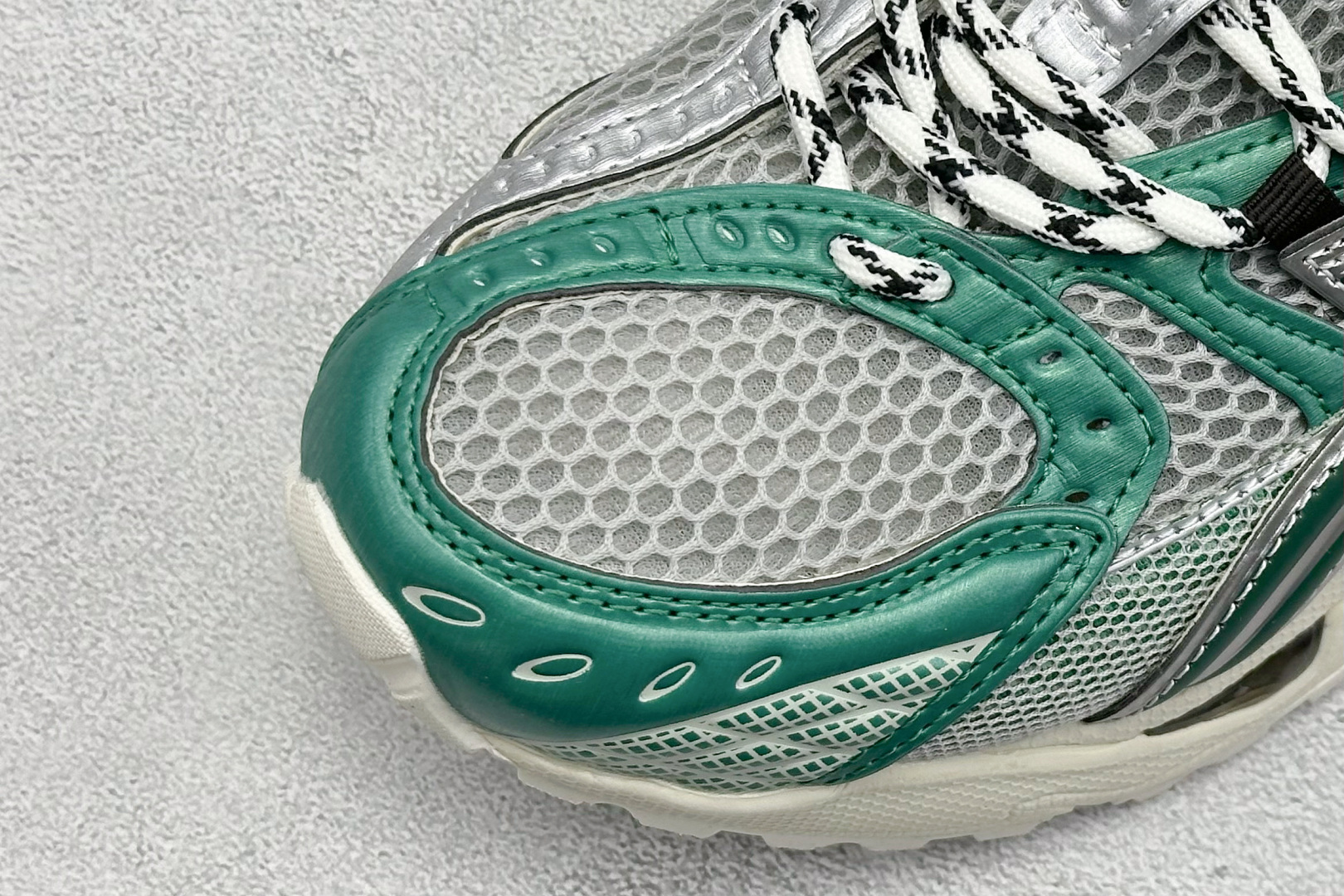 200 Asics Gel-Nimbus 10.1 亚瑟士复古先锋潮流拼接休闲跑步鞋 1203A674-020