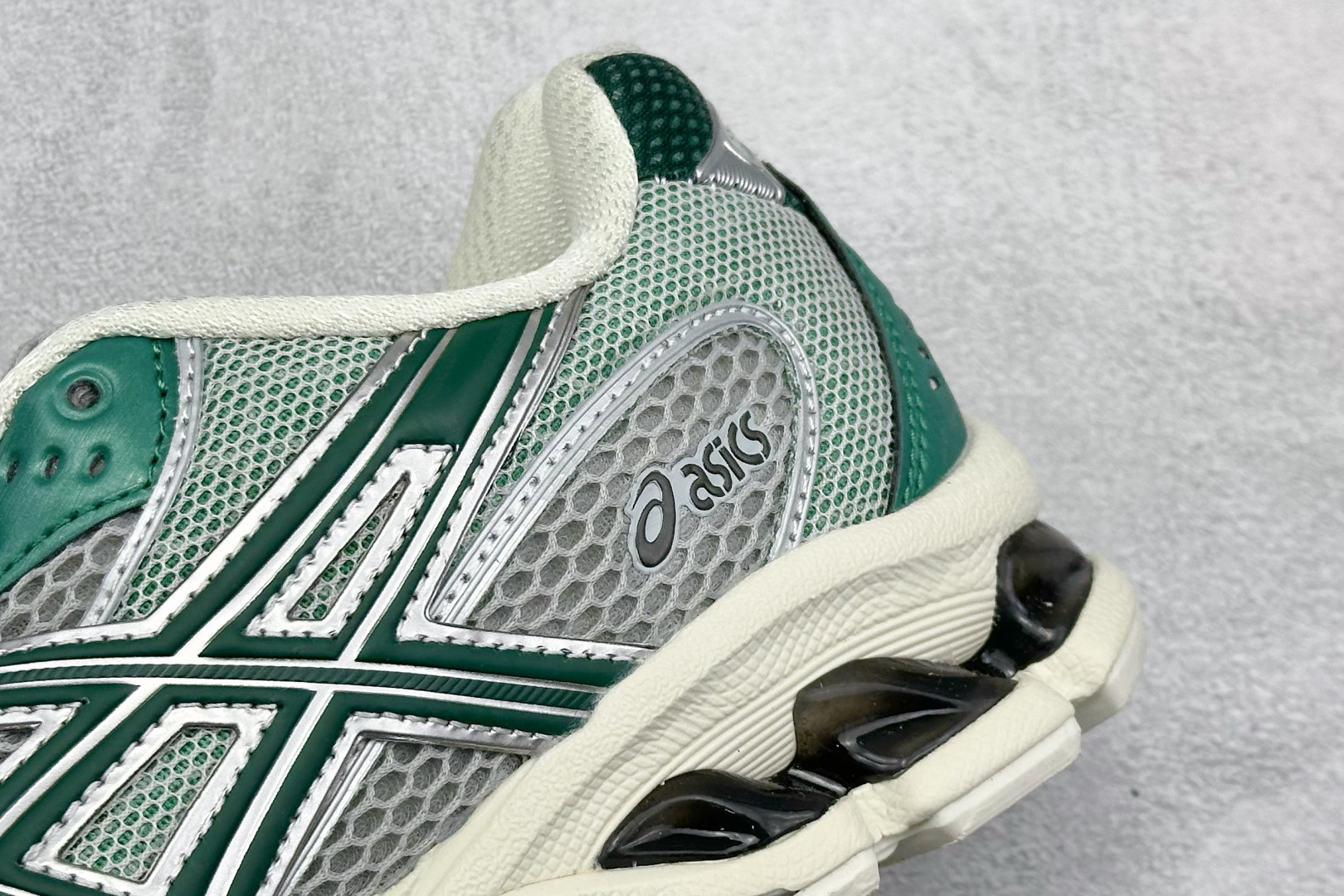 200 Asics Gel-Nimbus 10.1 亚瑟士复古先锋潮流拼接休闲跑步鞋 1203A674-020