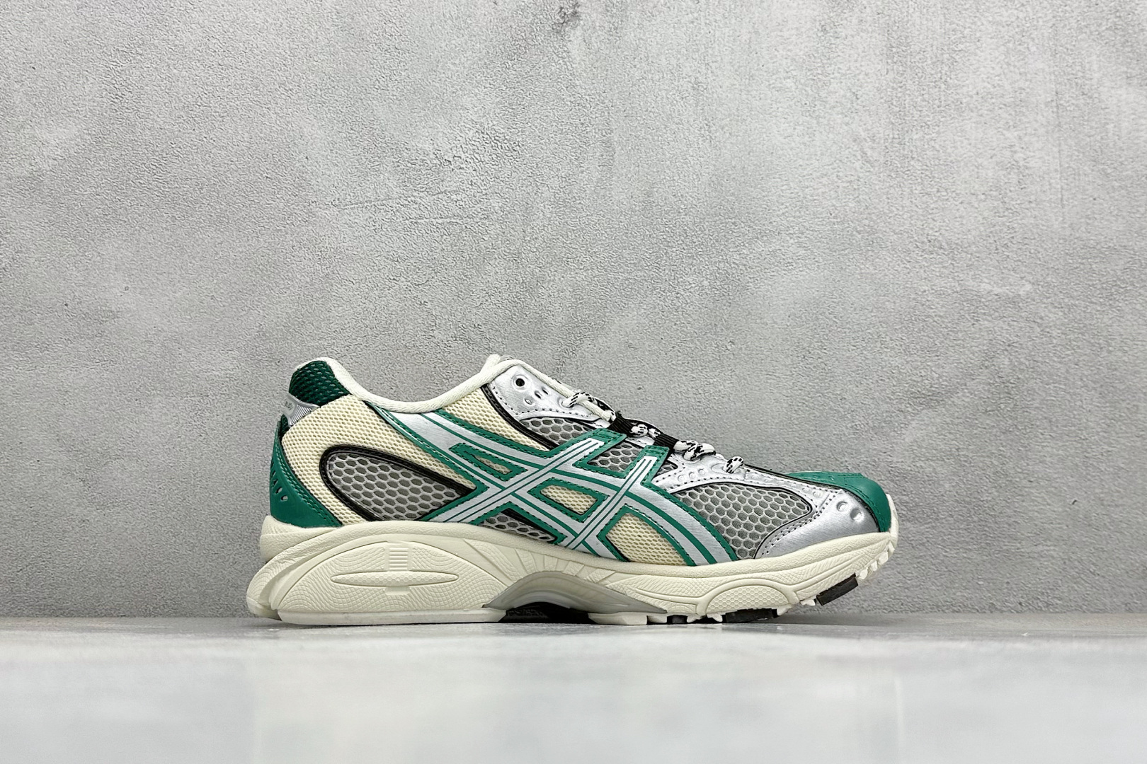 200 Asics Gel-Nimbus 10.1 亚瑟士复古先锋潮流拼接休闲跑步鞋 1203A674-020