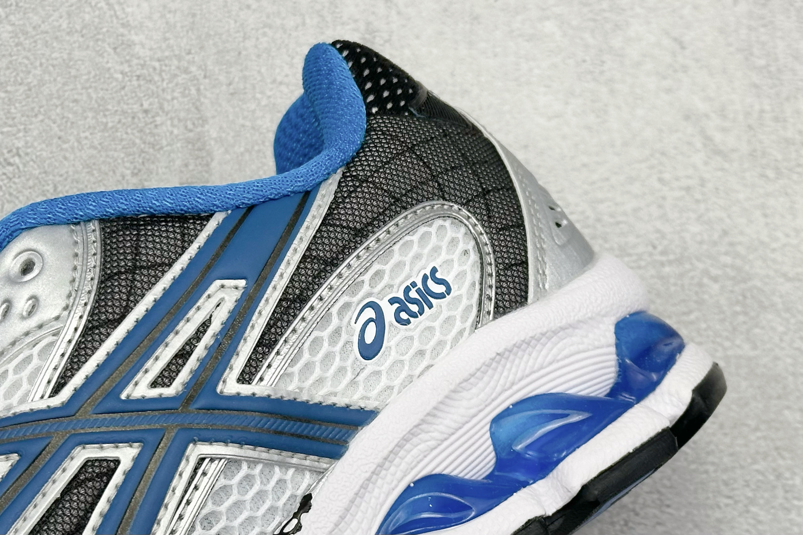 200 Asics Gel-Nimbus 10.1 亚瑟士复古先锋潮流拼接休闲跑步鞋 1203A543-101