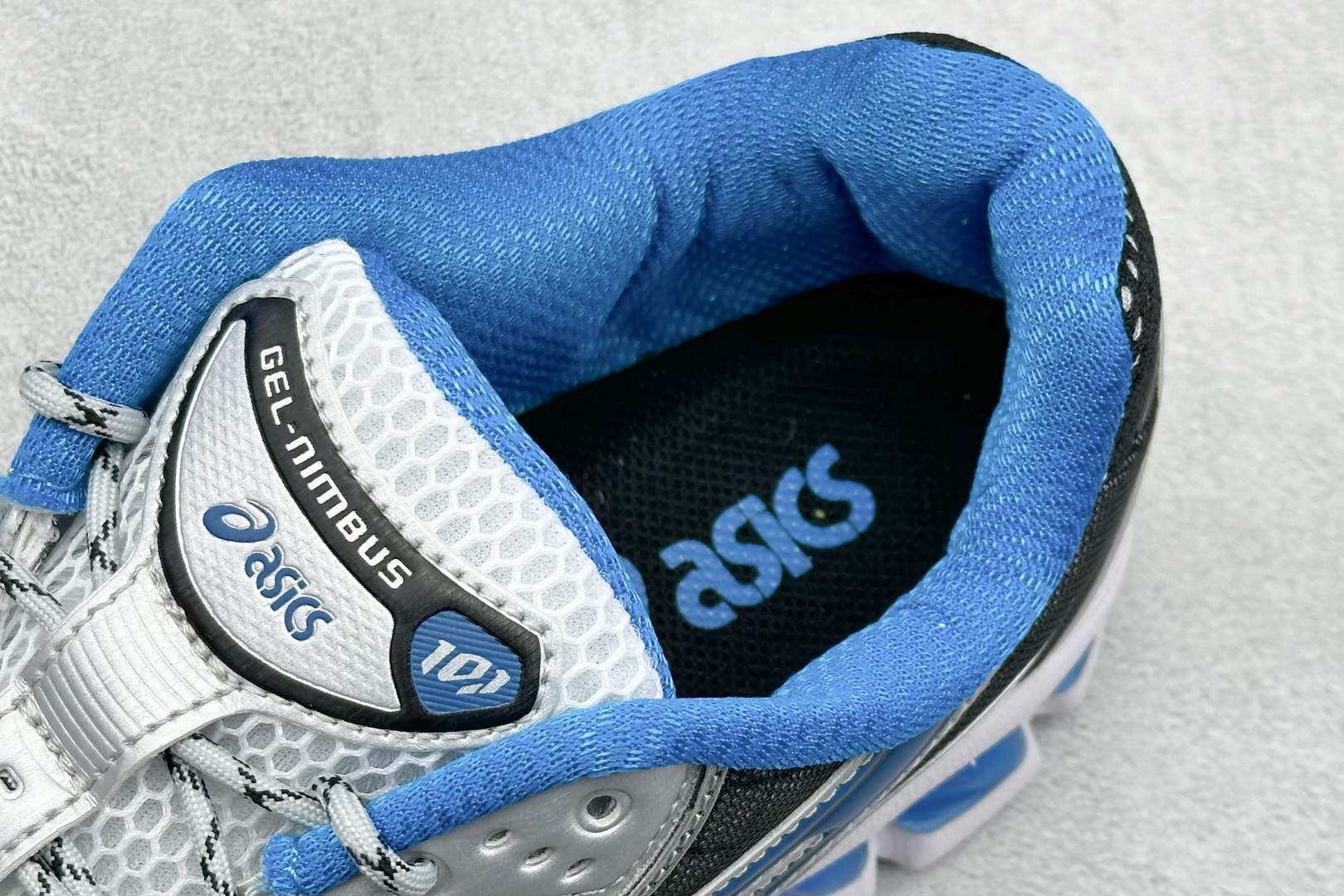 200 Asics Gel-Nimbus 10.1 亚瑟士复古先锋潮流拼接休闲跑步鞋 1203A543-101