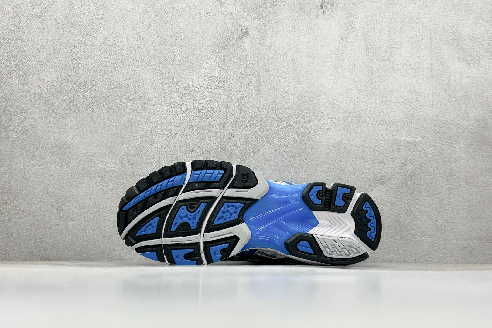 200 Asics Gel-Nimbus 10.1 亚瑟士复古先锋潮流拼接休闲跑步鞋 1203A543-101