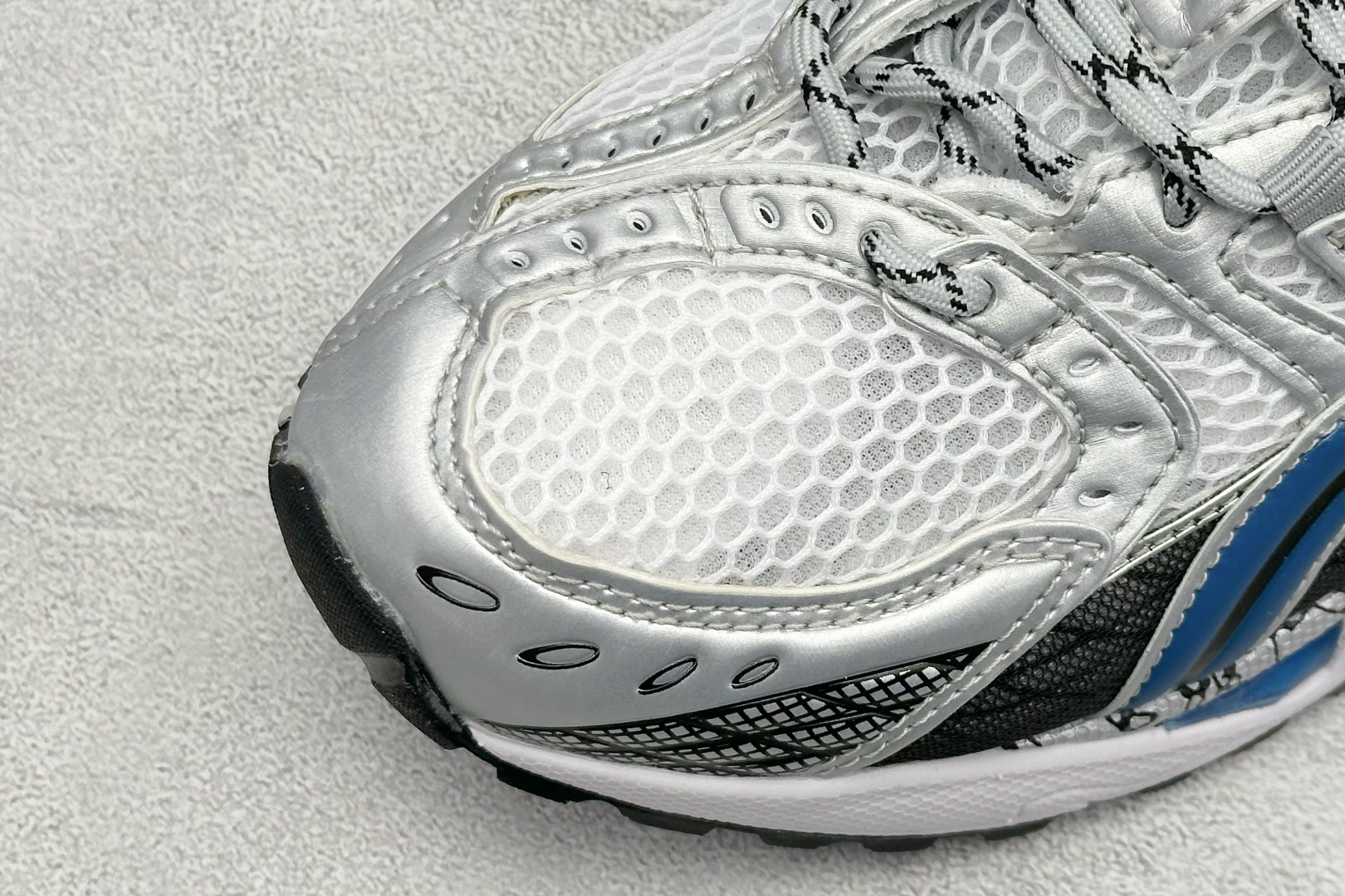 200 Asics Gel-Nimbus 10.1 亚瑟士复古先锋潮流拼接休闲跑步鞋 1203A543-101