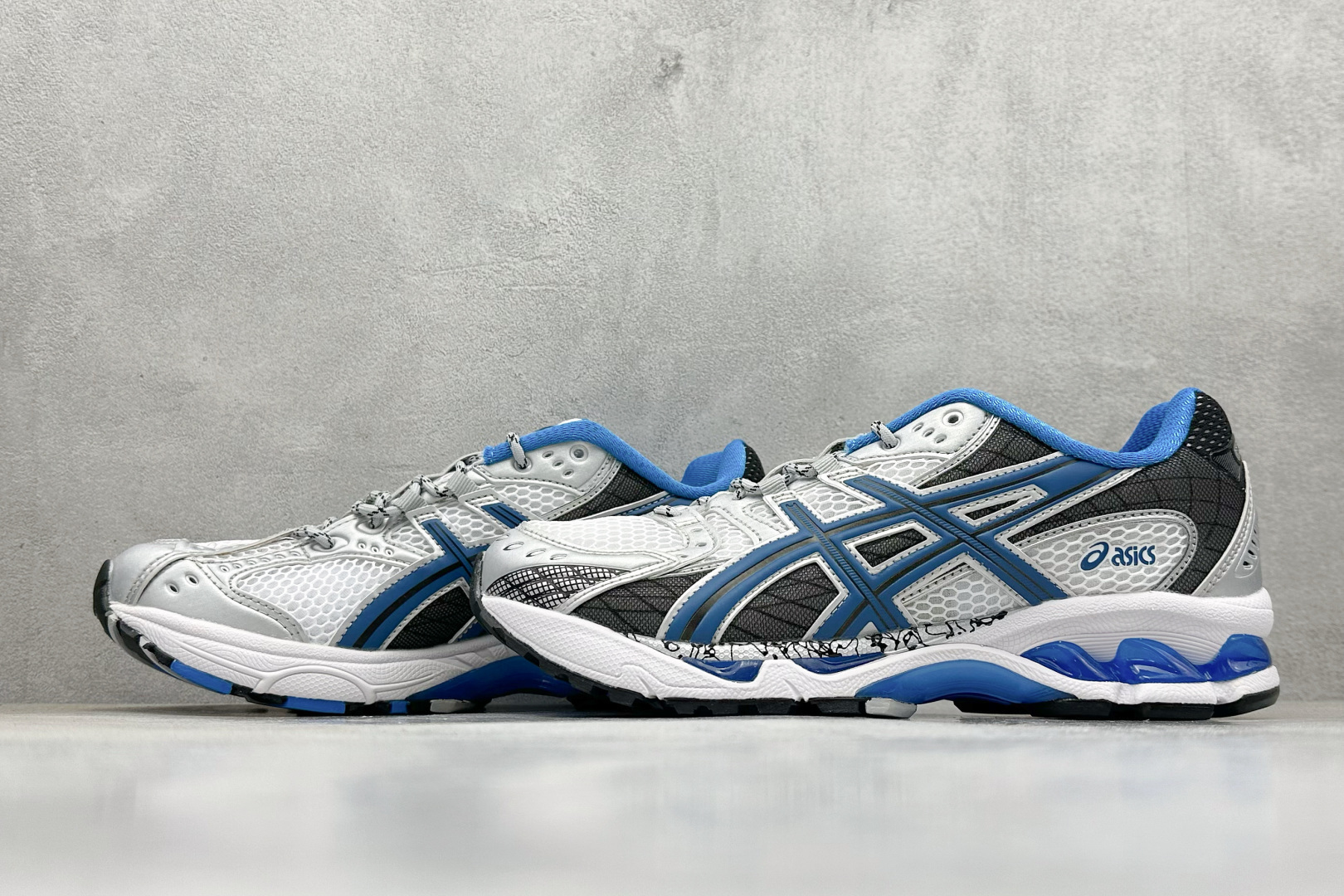 200 Asics Gel-Nimbus 10.1 亚瑟士复古先锋潮流拼接休闲跑步鞋 1203A543-101