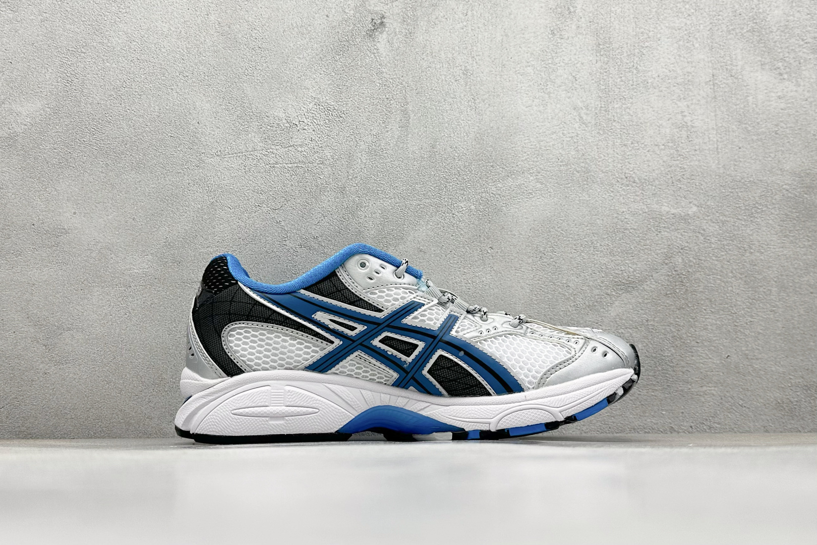 200 Asics Gel-Nimbus 10.1 亚瑟士复古先锋潮流拼接休闲跑步鞋 1203A543-101
