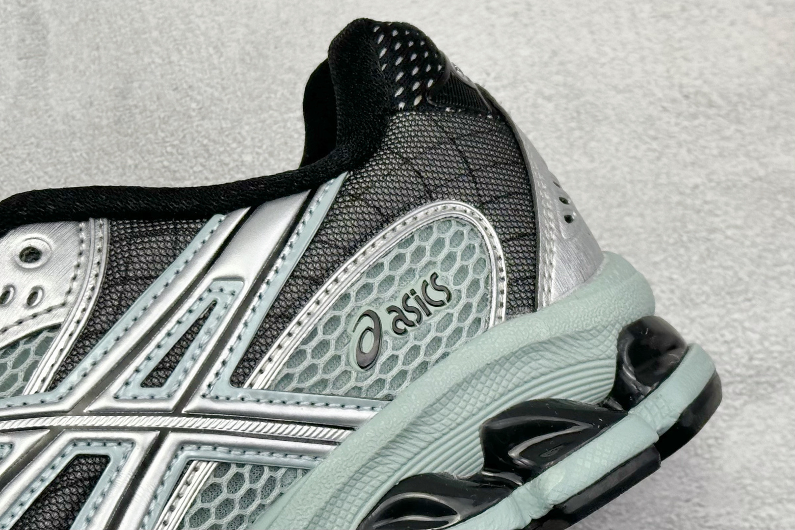 200 Asics Gel-Nimbus 10.1 亚瑟士复古先锋潮流拼接休闲跑步鞋 1203A543-400