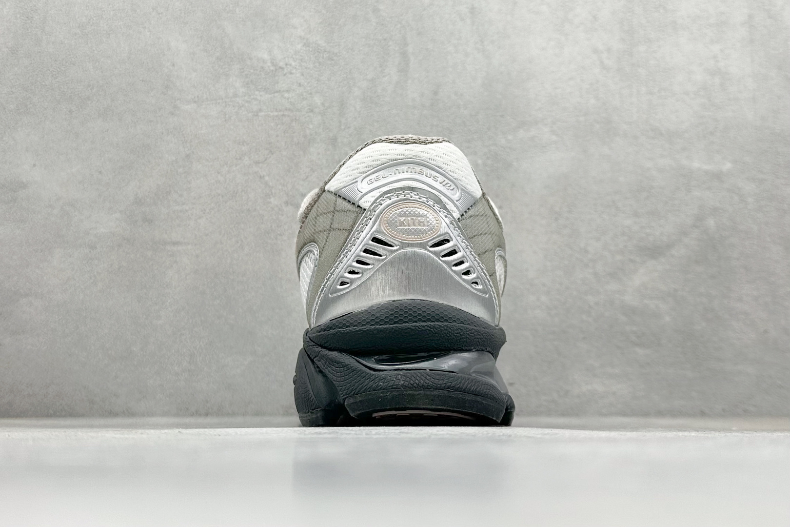 200 Asics Gel-Nimbus 10.1 亚瑟士复古先锋潮流拼接休闲跑步鞋 1203A723-100