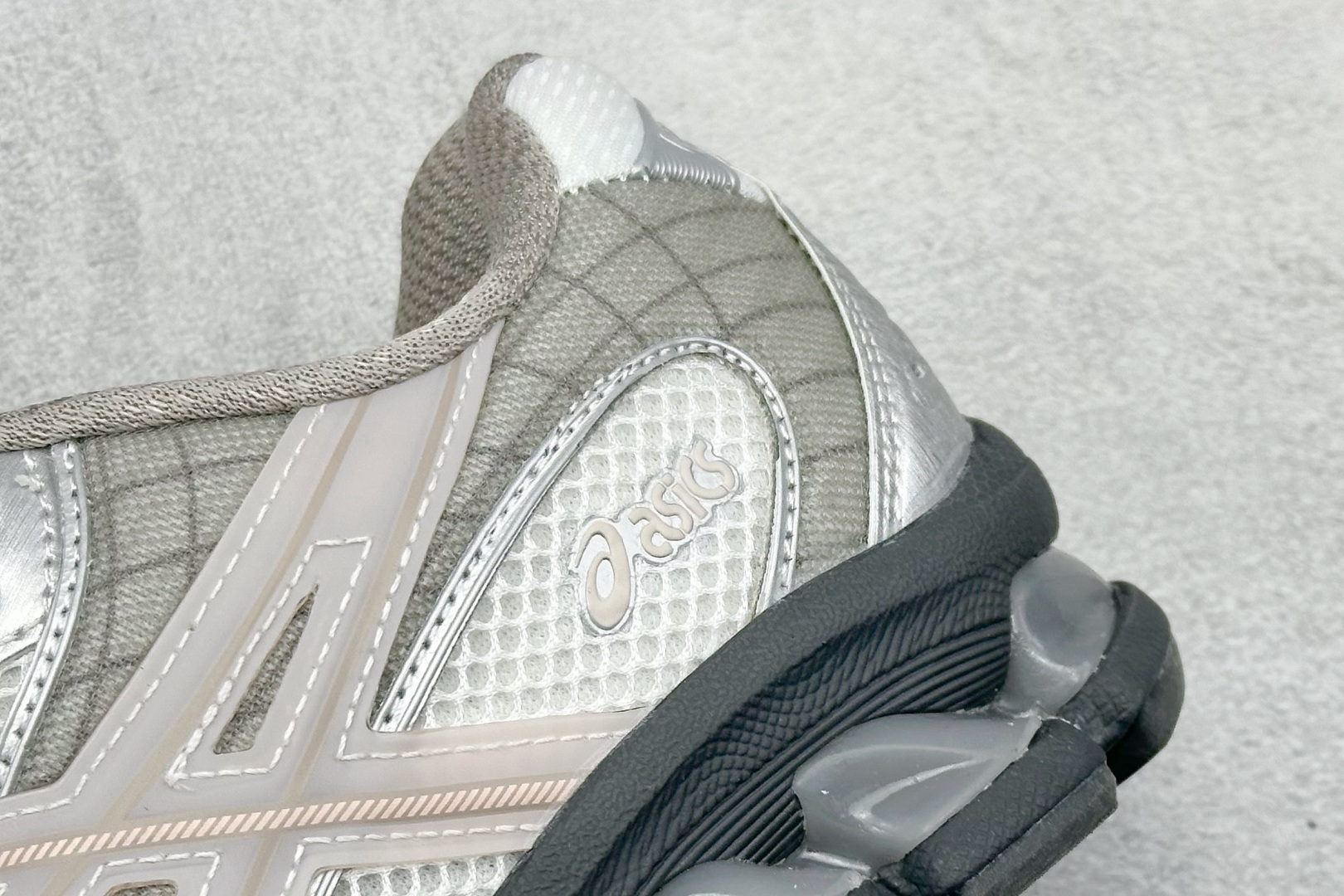 200 Asics Gel-Nimbus 10.1 亚瑟士复古先锋潮流拼接休闲跑步鞋 1203A723-100