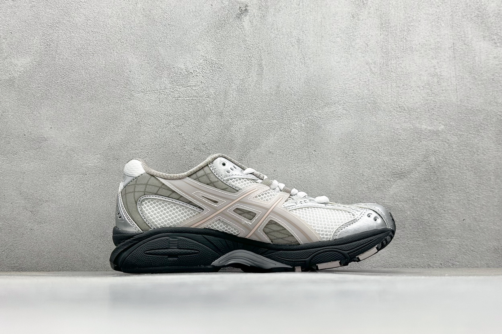 200 Asics Gel-Nimbus 10.1 亚瑟士复古先锋潮流拼接休闲跑步鞋 1203A723-100