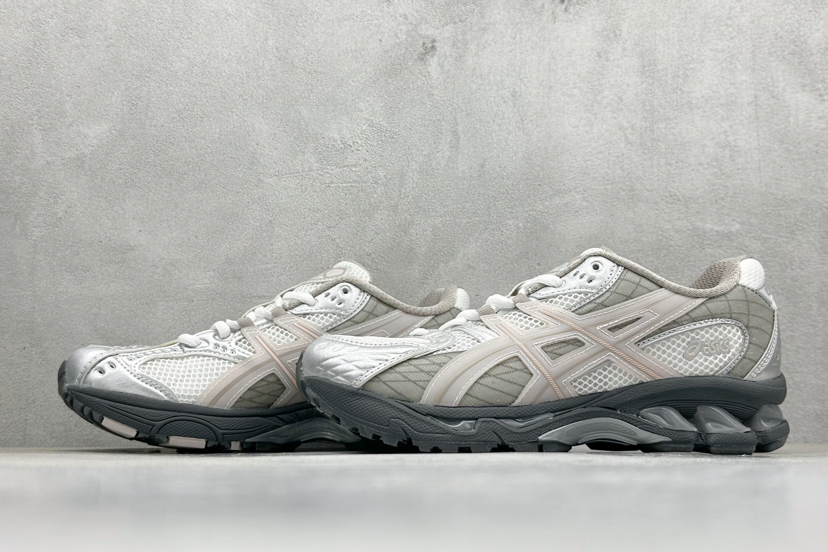 200 Asics Gel-Nimbus 10.1 亚瑟士复古先锋潮流拼接休闲跑步鞋 1203A723-100