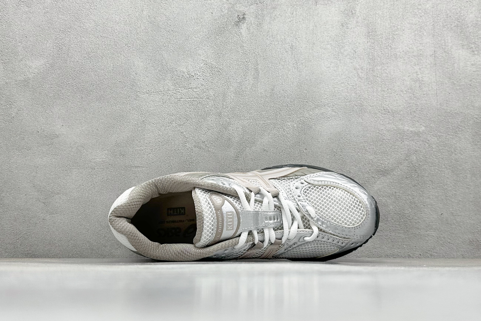 200 Asics Gel-Nimbus 10.1 亚瑟士复古先锋潮流拼接休闲跑步鞋 1203A723-100