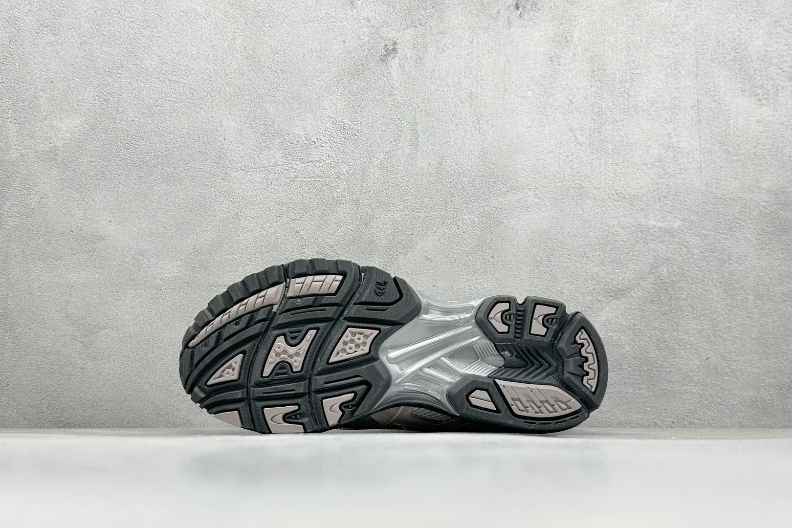 200 Asics Gel-Nimbus 10.1 亚瑟士复古先锋潮流拼接休闲跑步鞋 1203A723-100