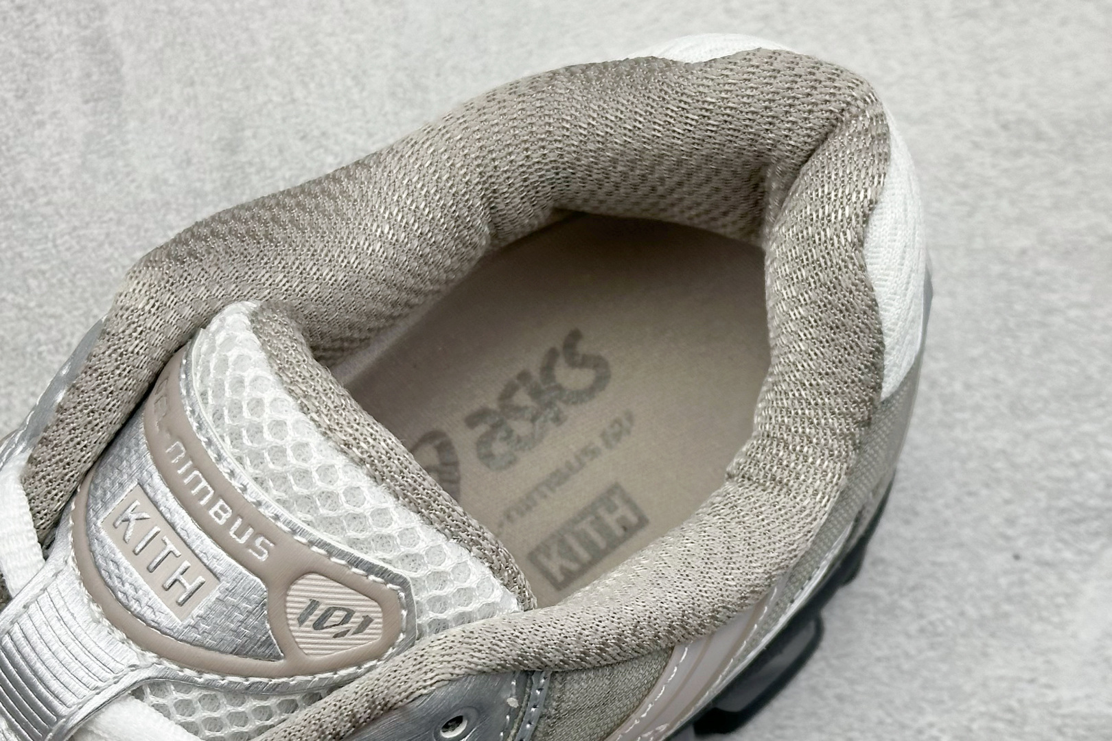 200 Asics Gel-Nimbus 10.1 亚瑟士复古先锋潮流拼接休闲跑步鞋 1203A723-100
