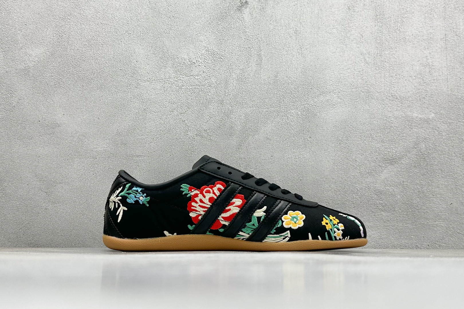 180 Adidas Originals Tokyo W 系列复古百搭薄底德训风低帮休闲运动鞋 生胶底 JR1494