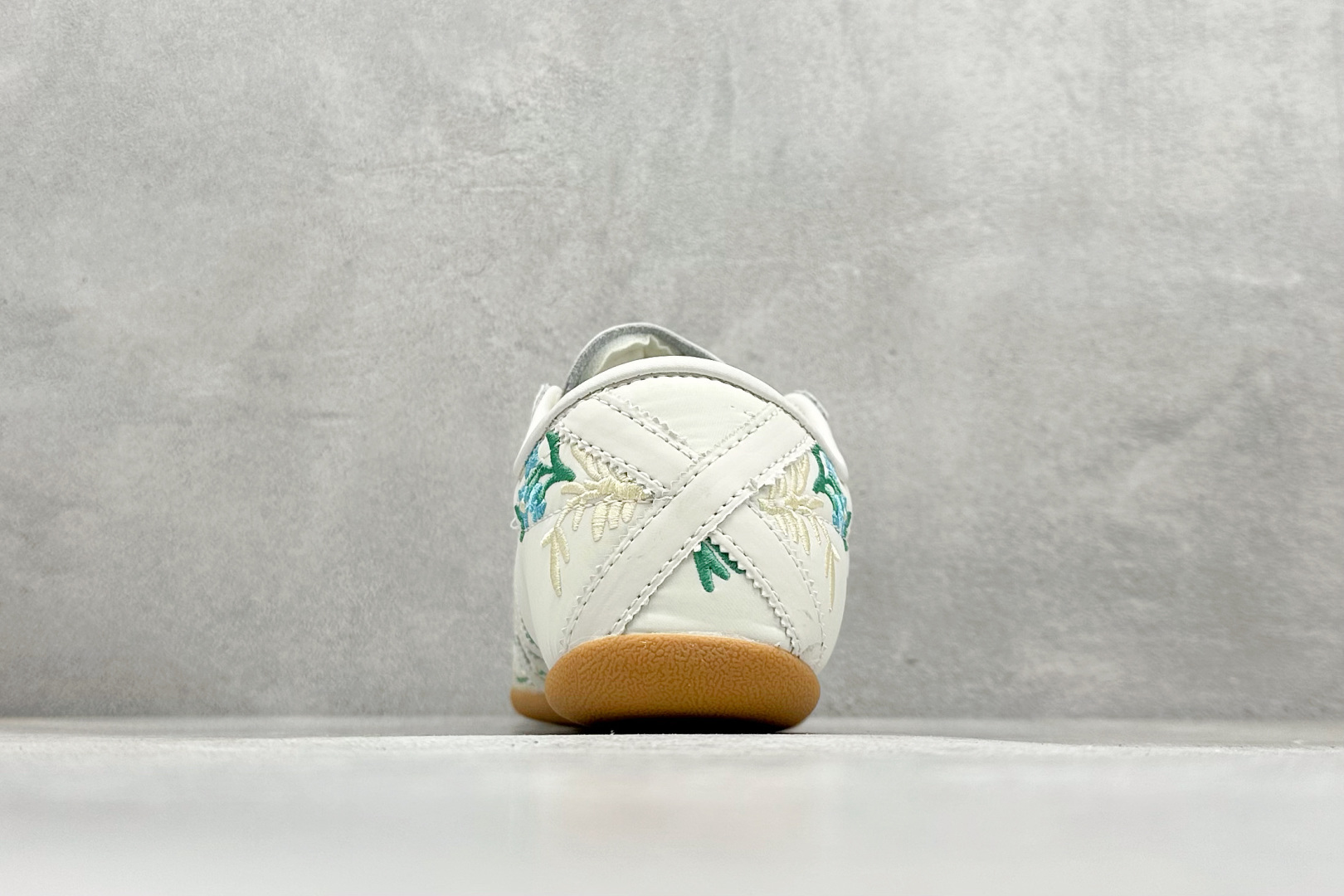 180 Adidas Originals TOKYO DECON W 东京限定 系列复古百搭薄底德训风低帮休闲运动鞋 生胶底 JQ1687