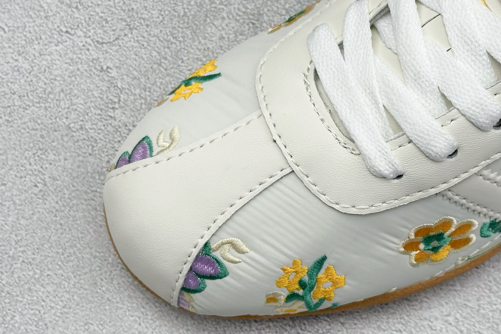 180 Adidas Originals TOKYO DECON W 东京限定 系列复古百搭薄底德训风低帮休闲运动鞋 生胶底 JQ1687