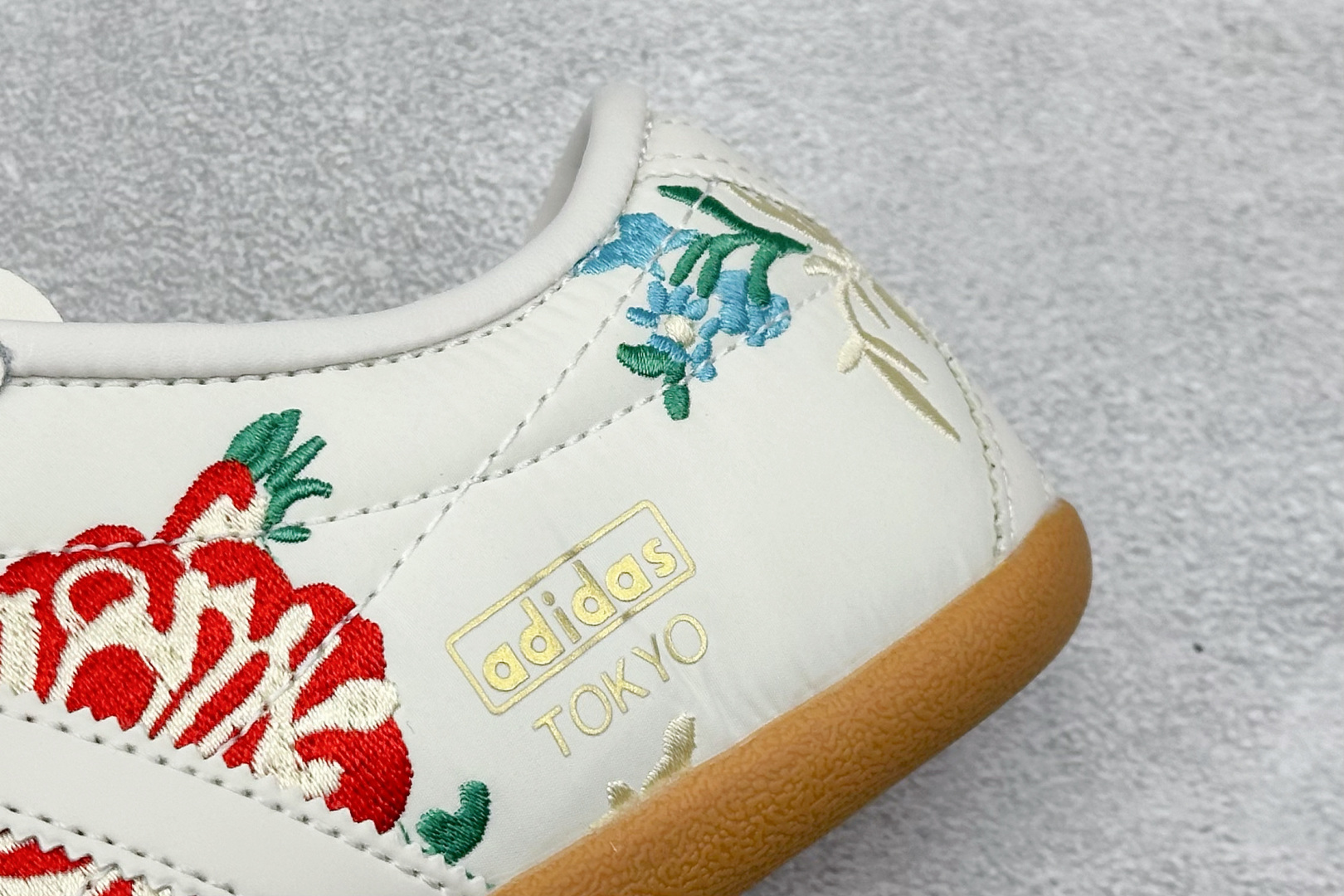 180 Adidas Originals TOKYO DECON W 东京限定 系列复古百搭薄底德训风低帮休闲运动鞋 生胶底 JQ1687