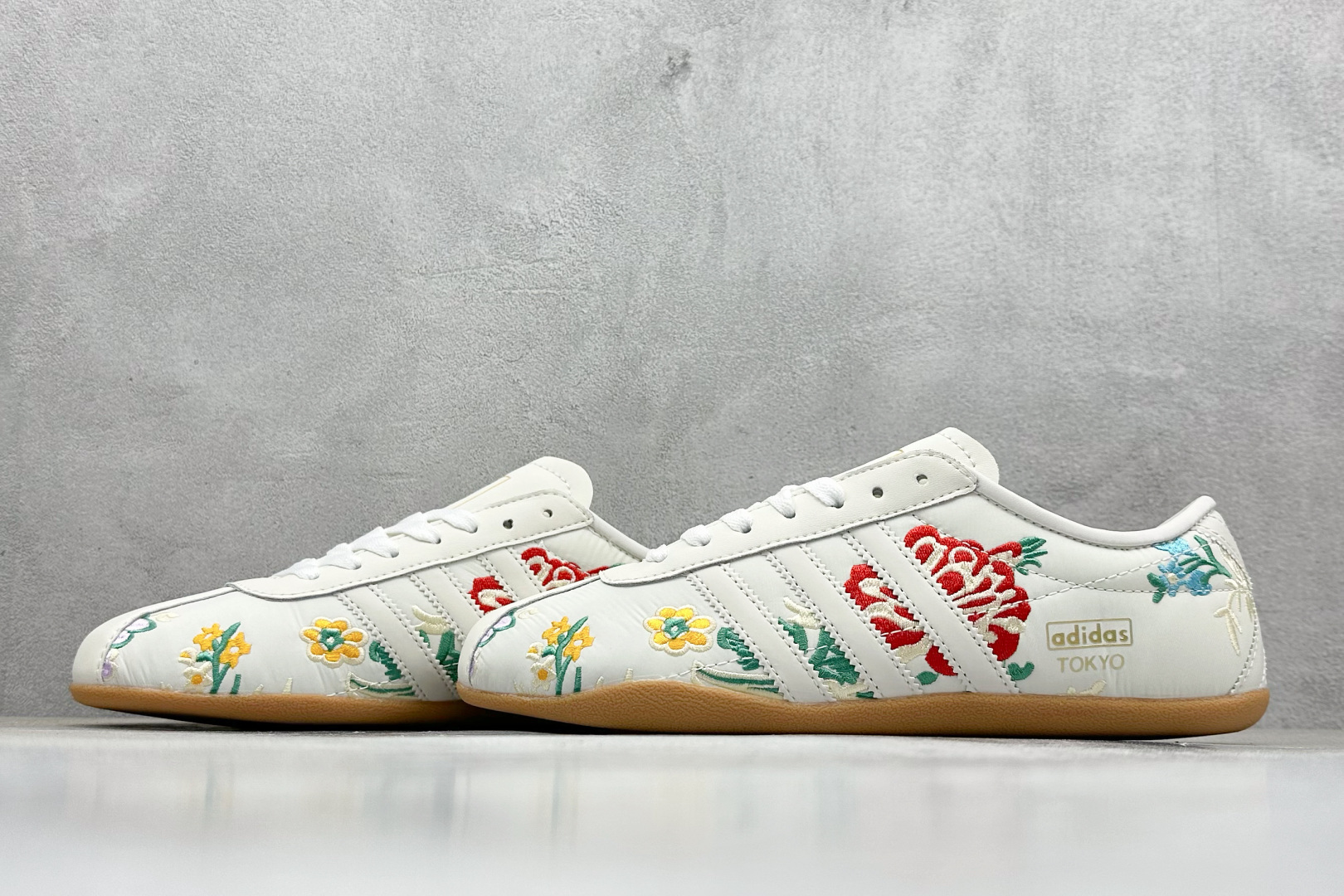 180 Adidas Originals TOKYO DECON W 东京限定 系列复古百搭薄底德训风低帮休闲运动鞋 生胶底 JQ1687