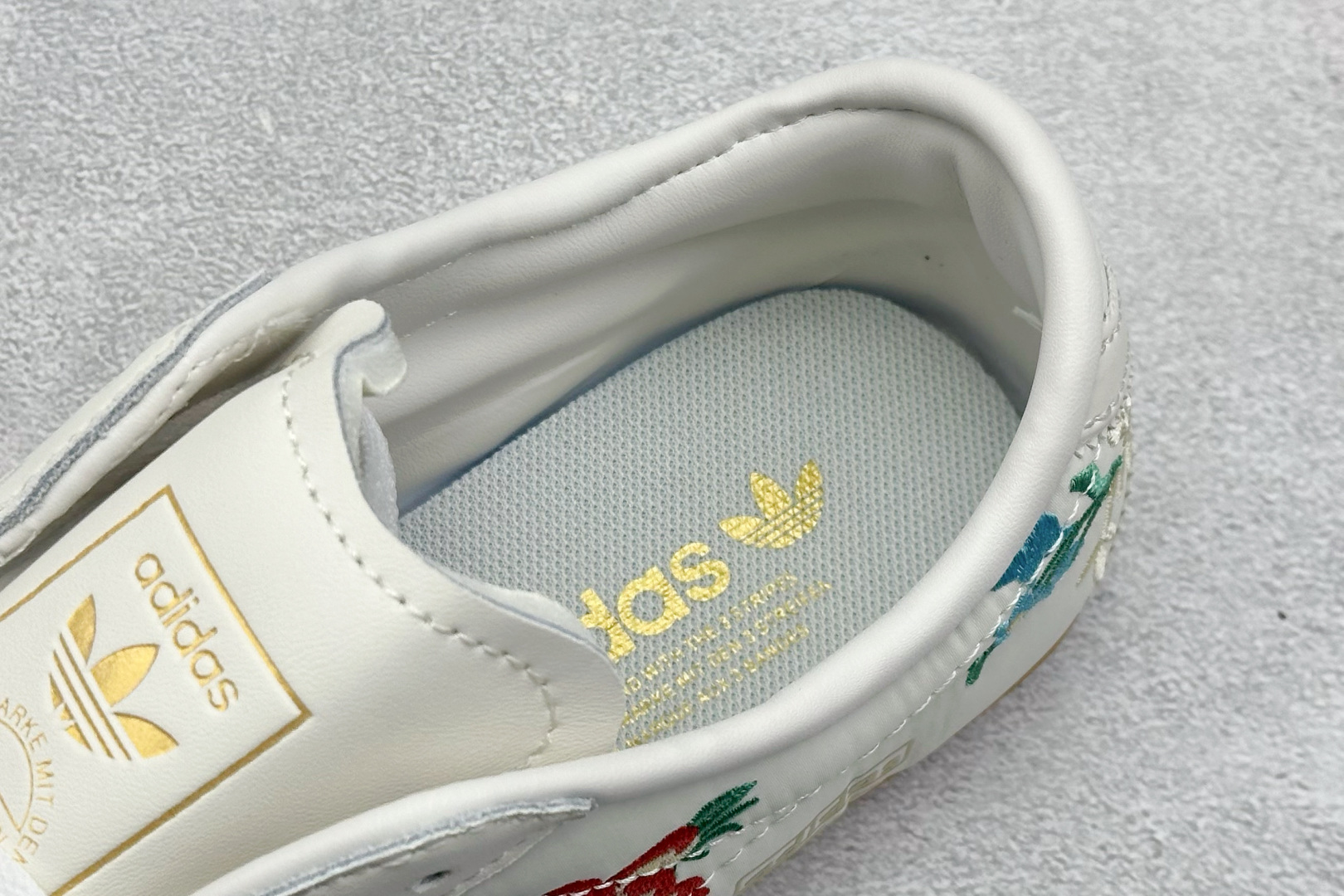 180 Adidas Originals TOKYO DECON W 东京限定 系列复古百搭薄底德训风低帮休闲运动鞋 生胶底 JQ1687