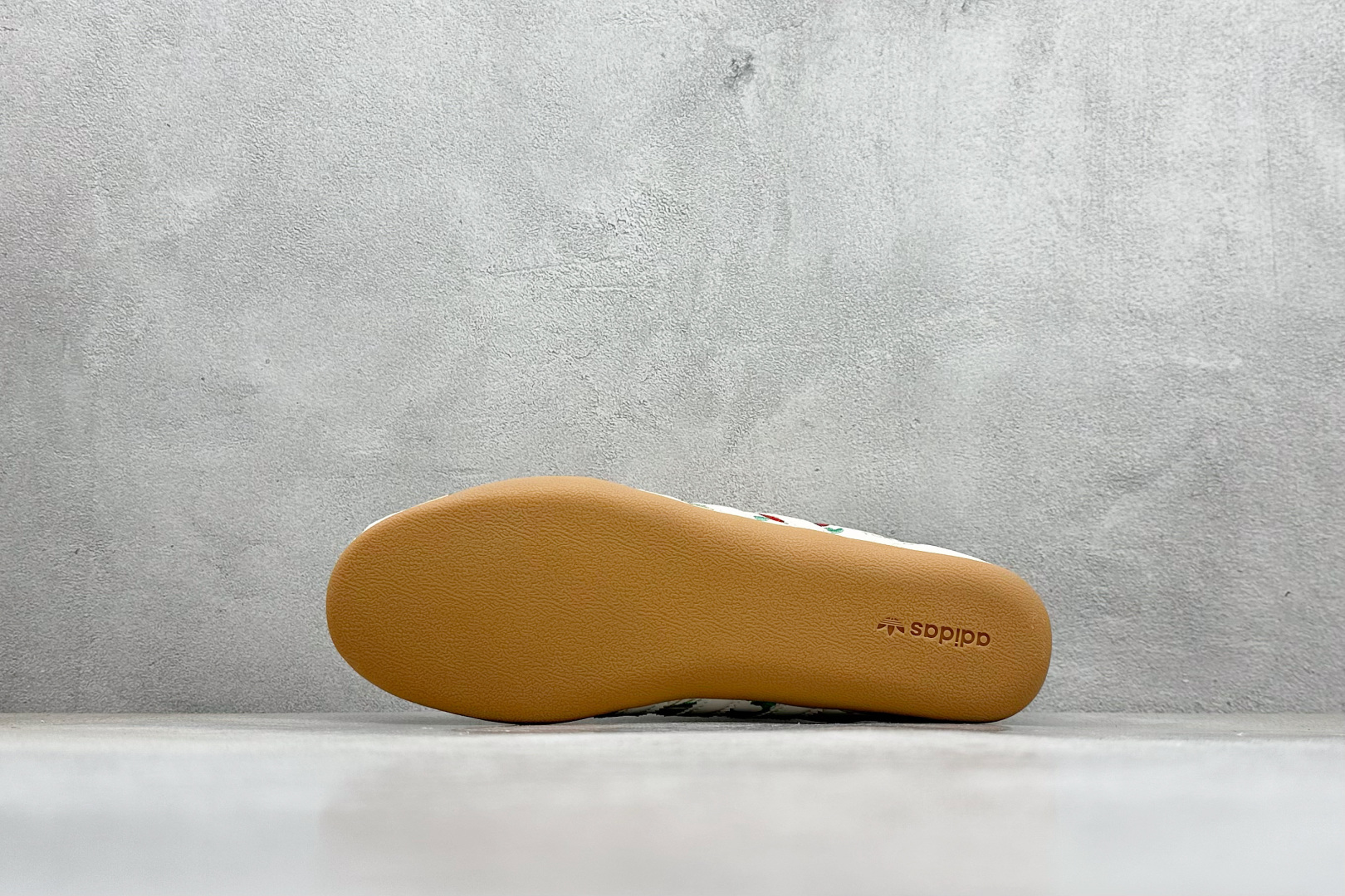 180 Adidas Originals TOKYO DECON W 东京限定 系列复古百搭薄底德训风低帮休闲运动鞋 生胶底 JQ1687