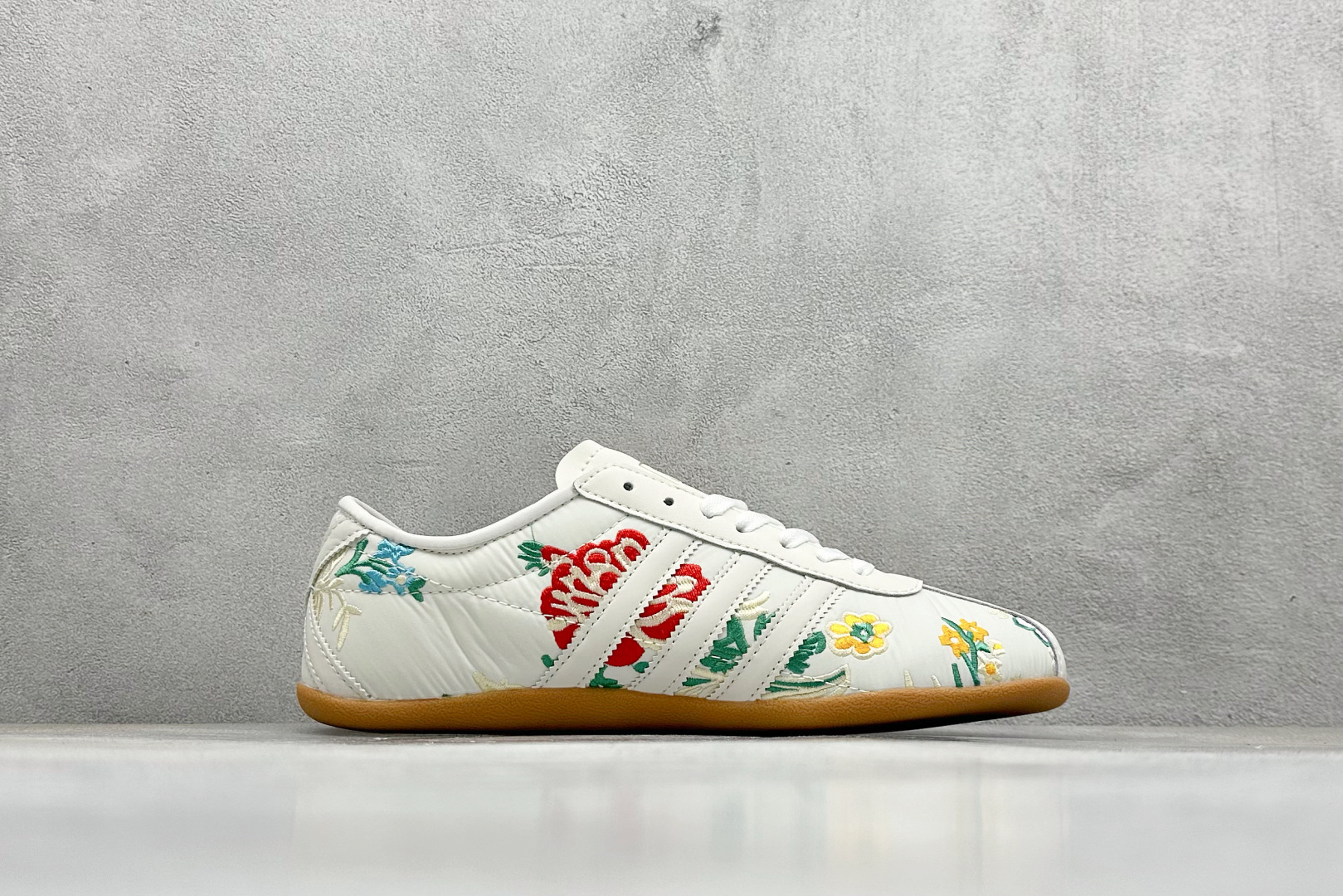 180 Adidas Originals TOKYO DECON W 东京限定 系列复古百搭薄底德训风低帮休闲运动鞋 生胶底 JQ1687