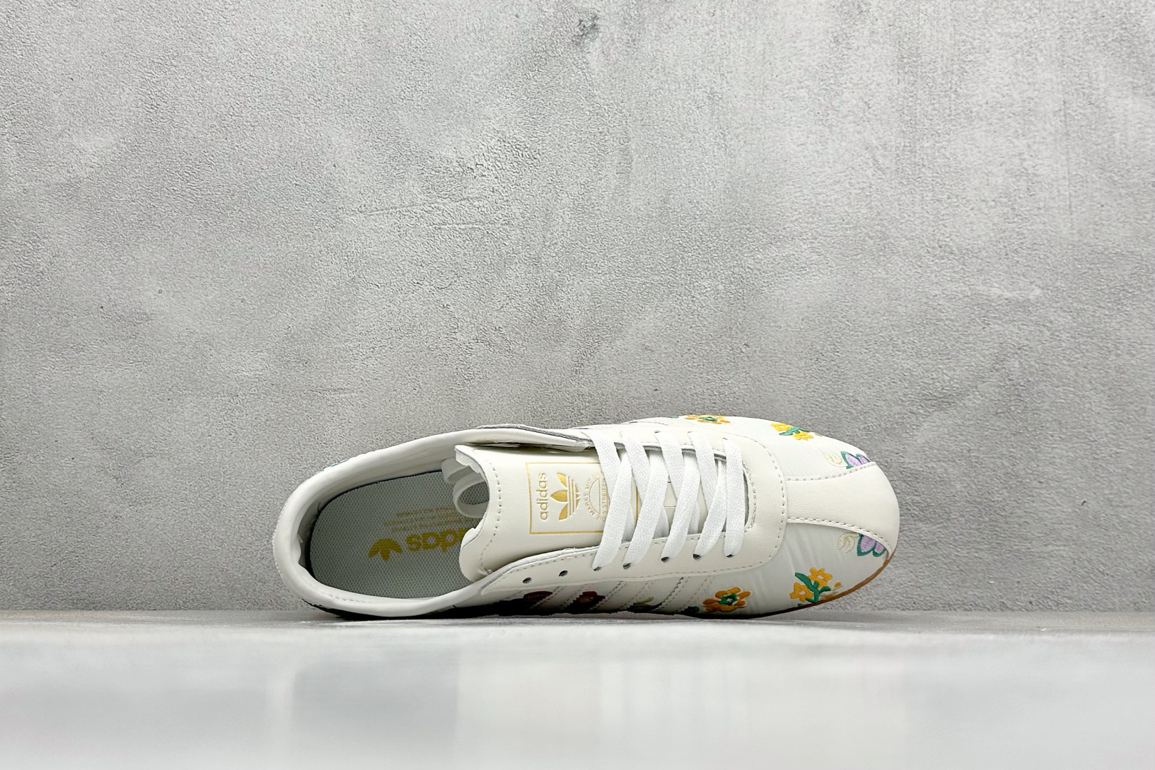 180 Adidas Originals TOKYO DECON W 东京限定 系列复古百搭薄底德训风低帮休闲运动鞋 生胶底 JQ1687