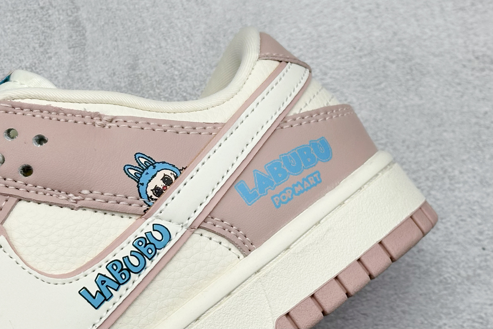 XC版Nike SB Dunk Low x LABUBU 粉白小勾 DG2025-005