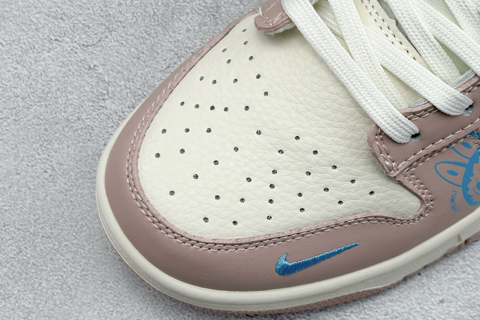 XC版Nike SB Dunk Low x LABUBU 粉白小勾 DG2025-005