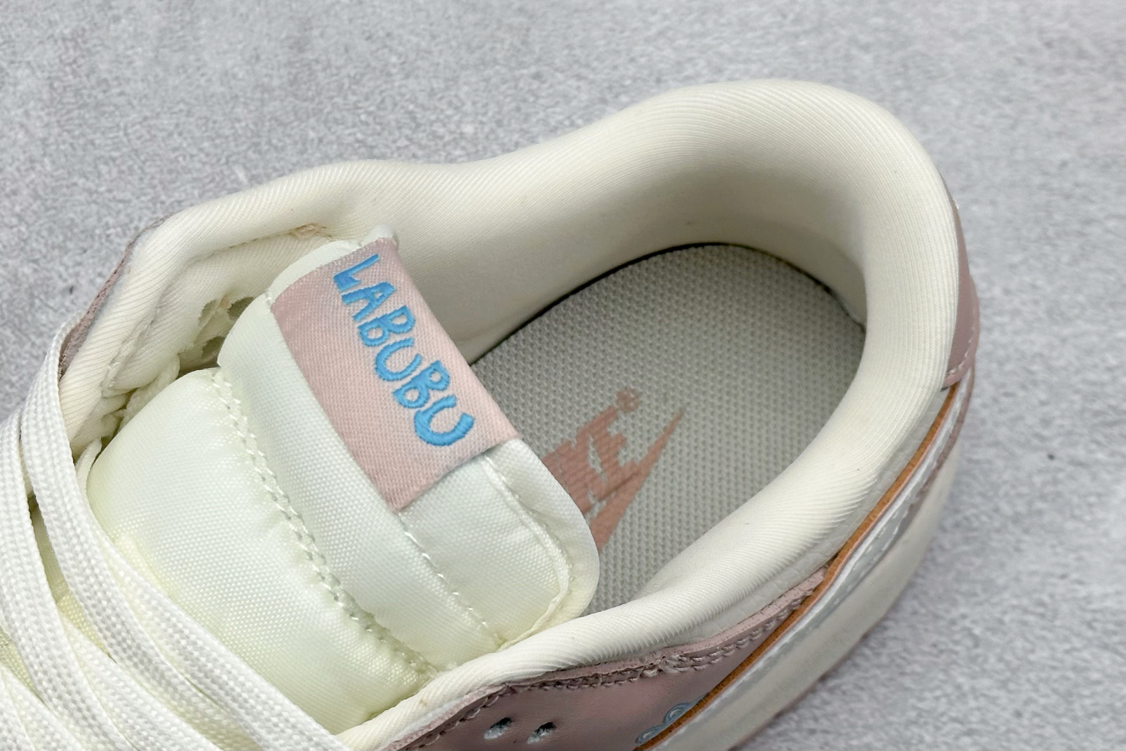 XC版Nike SB Dunk Low x LABUBU 粉白小勾 DG2025-005