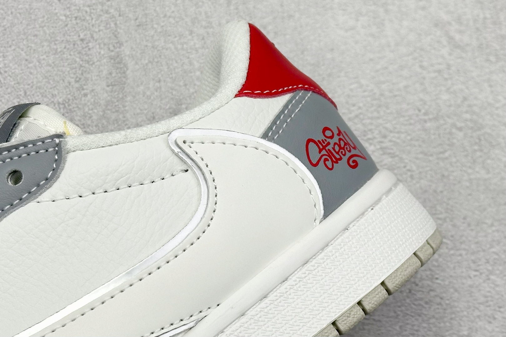 XC版Travis Scott x Fragment Design x Air Jordan 1 Low SP AJ1 乔1 斯图西联名 白灰红尾 低帮文化休闲板鞋 DZ5899-006-莆田鞋,莆田鞋货源,高仿鞋,高仿鞋货源,安福档口,莆田高仿鞋,莆田鞋批发,高仿鞋批发,莆田高仿运动鞋,高仿运动鞋,莆田运动鞋 XC版Travis Scott x Fragment Design x Air Jordan 1 Low SP AJ1 乔1 斯图西联名 白灰红尾 低帮文化休闲板鞋 DZ5899-006