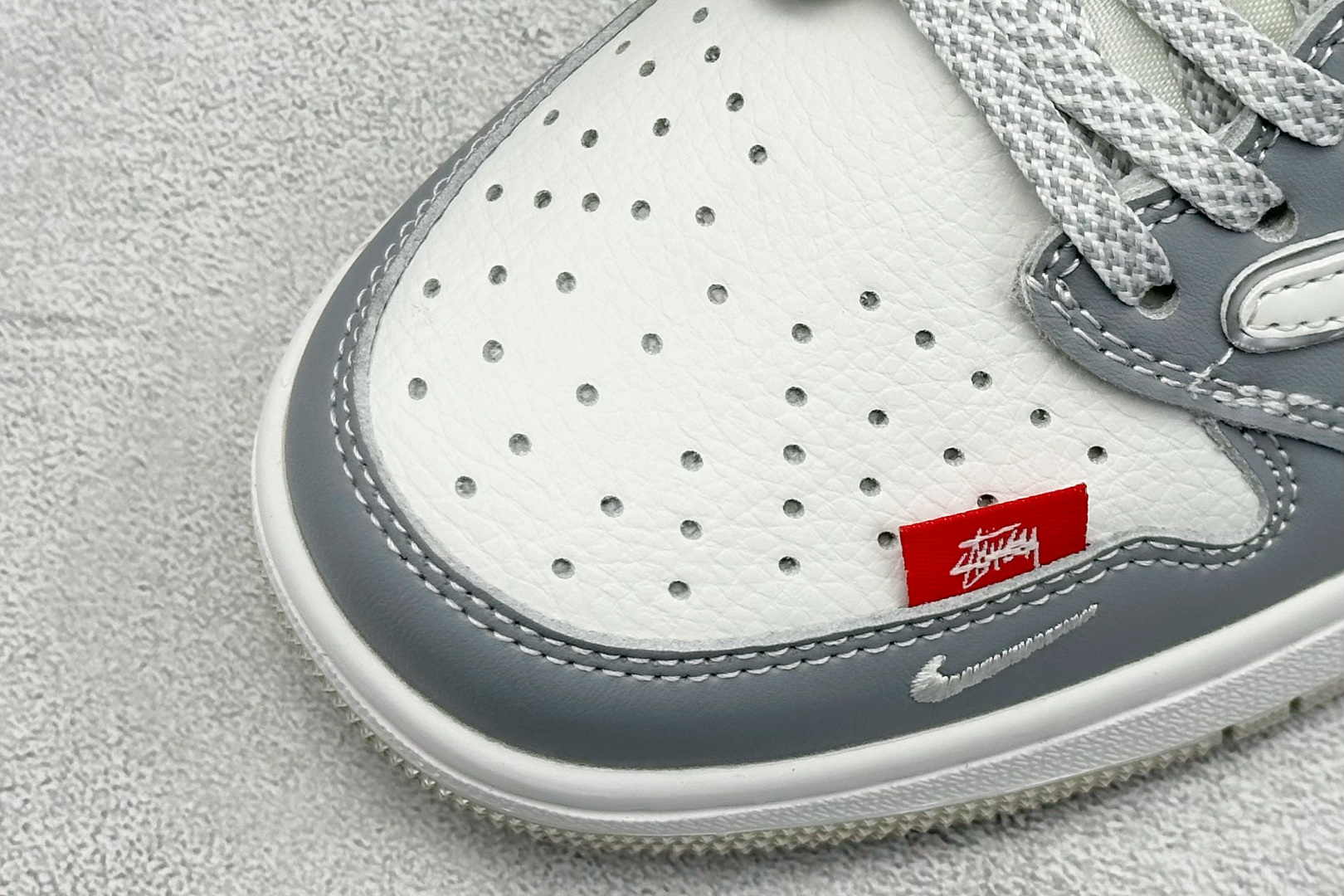 XC版Travis Scott x Fragment Design x Air Jordan 1 Low SP AJ1 乔1 斯图西联名 白灰红尾 低帮文化休闲板鞋 DZ5899-006-莆田鞋,莆田鞋货源,高仿鞋,高仿鞋货源,安福档口,莆田高仿鞋,莆田鞋批发,高仿鞋批发,莆田高仿运动鞋,高仿运动鞋,莆田运动鞋 XC版Travis Scott x Fragment Design x Air Jordan 1 Low SP AJ1 乔1 斯图西联名 白灰红尾 低帮文化休闲板鞋 DZ5899-006