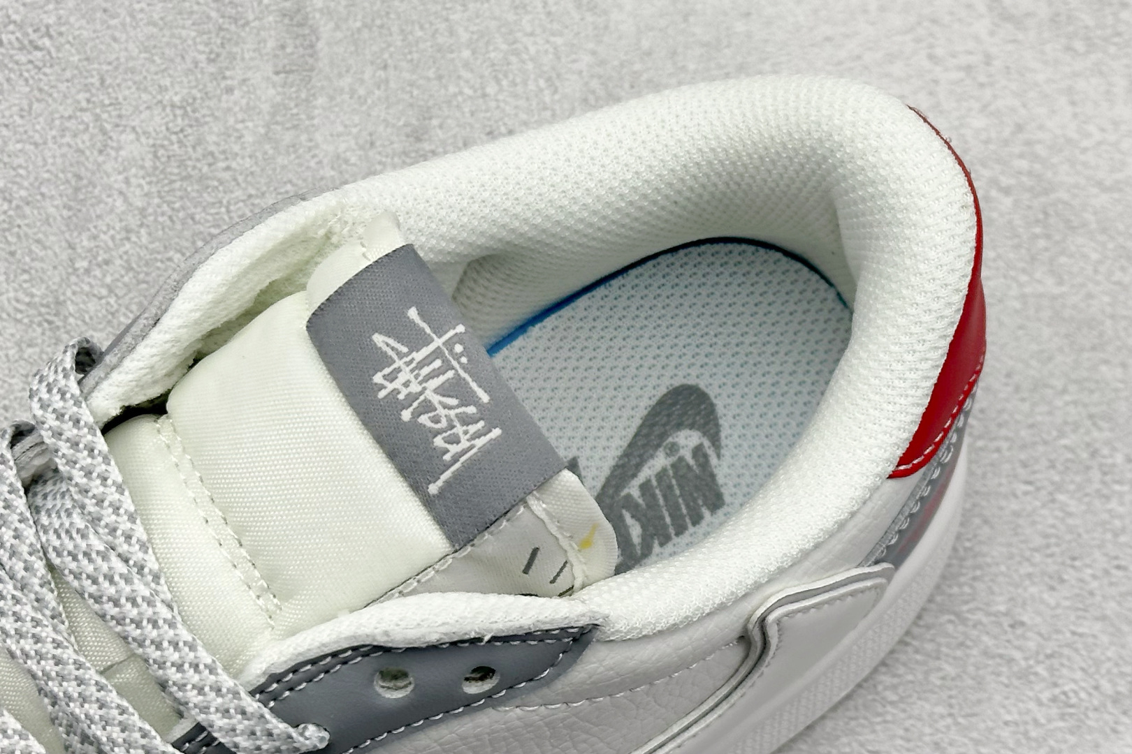 XC版Travis Scott x Fragment Design x Air Jordan 1 Low SP AJ1 乔1 斯图西联名 白灰红尾 低帮文化休闲板鞋 DZ5899-006-莆田鞋,莆田鞋货源,高仿鞋,高仿鞋货源,安福档口,莆田高仿鞋,莆田鞋批发,高仿鞋批发,莆田高仿运动鞋,高仿运动鞋,莆田运动鞋 XC版Travis Scott x Fragment Design x Air Jordan 1 Low SP AJ1 乔1 斯图西联名 白灰红尾 低帮文化休闲板鞋 DZ5899-006