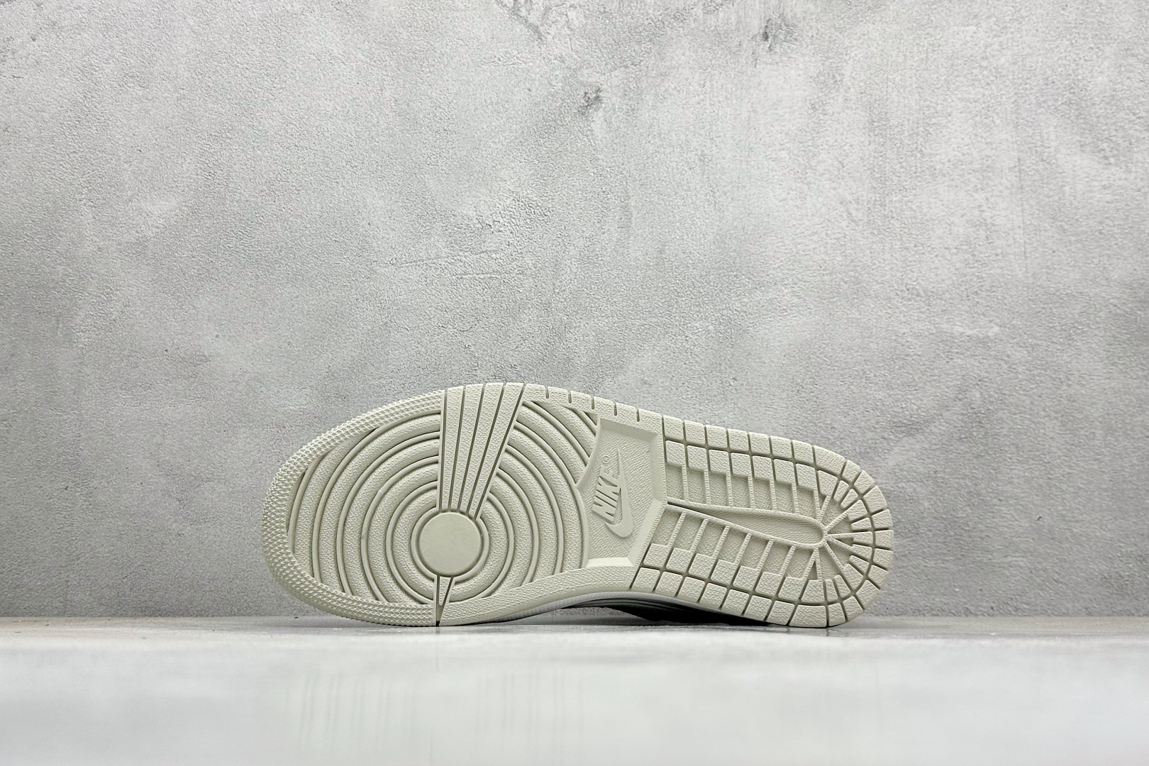 XC版Travis Scott x Fragment Design x Air Jordan 1 Low SP AJ1 乔1 斯图西联名 白灰红尾 低帮文化休闲板鞋 DZ5899-006-莆田鞋,莆田鞋货源,高仿鞋,高仿鞋货源,安福档口,莆田高仿鞋,莆田鞋批发,高仿鞋批发,莆田高仿运动鞋,高仿运动鞋,莆田运动鞋 XC版Travis Scott x Fragment Design x Air Jordan 1 Low SP AJ1 乔1 斯图西联名 白灰红尾 低帮文化休闲板鞋 DZ5899-006