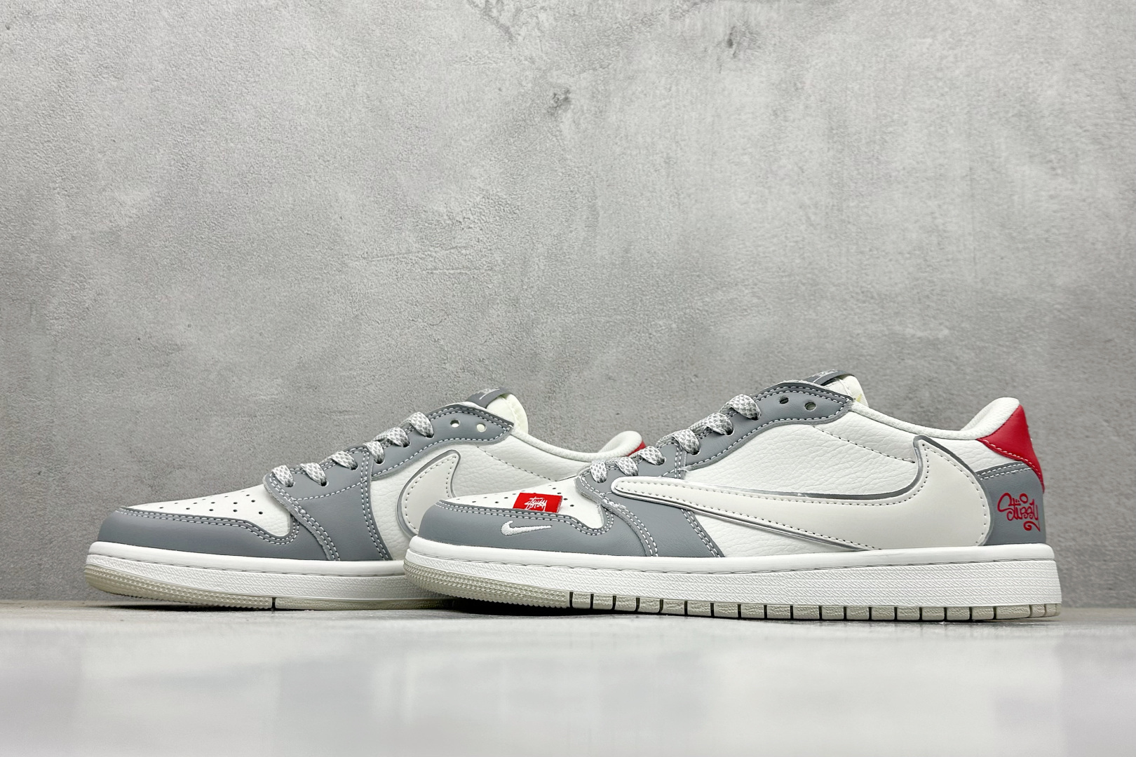 XC版Travis Scott x Fragment Design x Air Jordan 1 Low SP AJ1 乔1 斯图西联名 白灰红尾 低帮文化休闲板鞋 DZ5899-006-莆田鞋,莆田鞋货源,高仿鞋,高仿鞋货源,安福档口,莆田高仿鞋,莆田鞋批发,高仿鞋批发,莆田高仿运动鞋,高仿运动鞋,莆田运动鞋 XC版Travis Scott x Fragment Design x Air Jordan 1 Low SP AJ1 乔1 斯图西联名 白灰红尾 低帮文化休闲板鞋 DZ5899-006