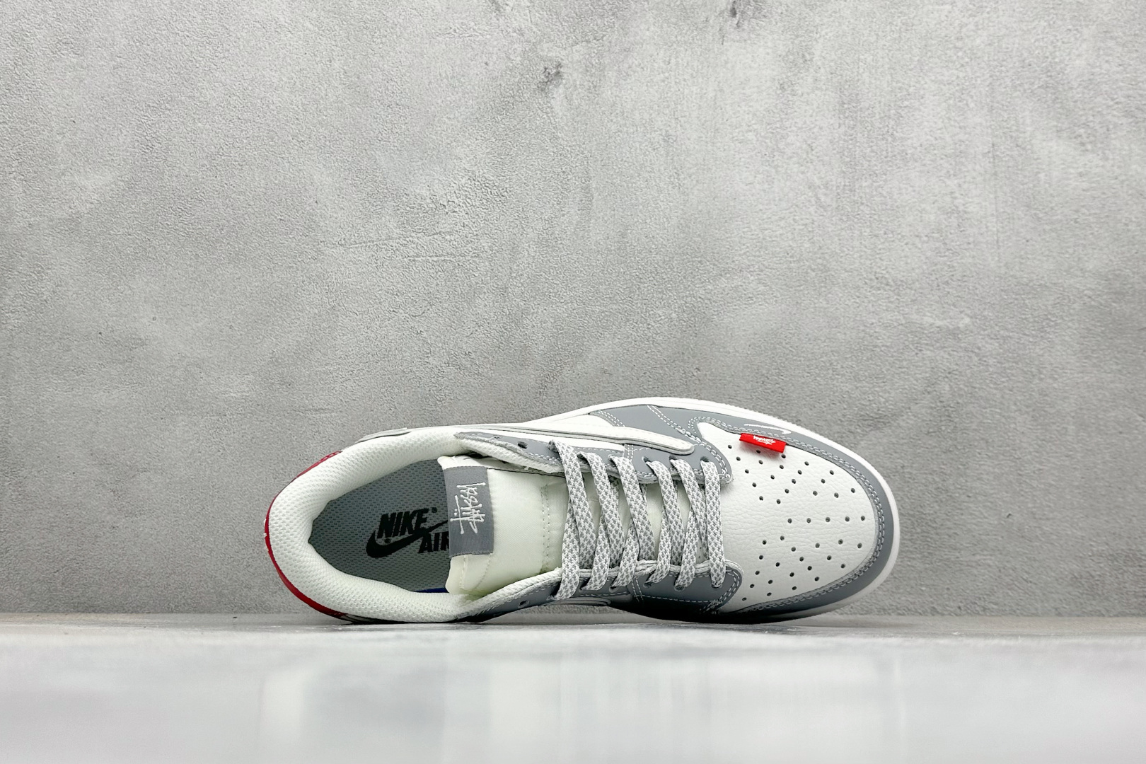 XC版Travis Scott x Fragment Design x Air Jordan 1 Low SP AJ1 乔1 斯图西联名 白灰红尾 低帮文化休闲板鞋 DZ5899-006-莆田鞋,莆田鞋货源,高仿鞋,高仿鞋货源,安福档口,莆田高仿鞋,莆田鞋批发,高仿鞋批发,莆田高仿运动鞋,高仿运动鞋,莆田运动鞋 XC版Travis Scott x Fragment Design x Air Jordan 1 Low SP AJ1 乔1 斯图西联名 白灰红尾 低帮文化休闲板鞋 DZ5899-006